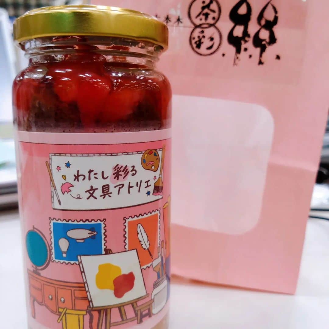 宮崎文子のインスタグラム：「日々是アナログ。  な生活なワタシ。 未だに、 フリック入力もできない文子が 文具女子博にいってきました。  小さい頃、書道と絵画を習っていたので、筆やペン、画材がを集めるのがすきだったため、とってもワクワクしていきました🖊  字面に親近感のあるイベント。 そもそも名前が入ってるし。  おみやでいただいたいちごのデザート。 勤労感謝の日に 勤労できることに感謝をしつついただきました🍓  イベントは27日まで。 六本木でコラボデザートが食べられます😊  #文具女子博」