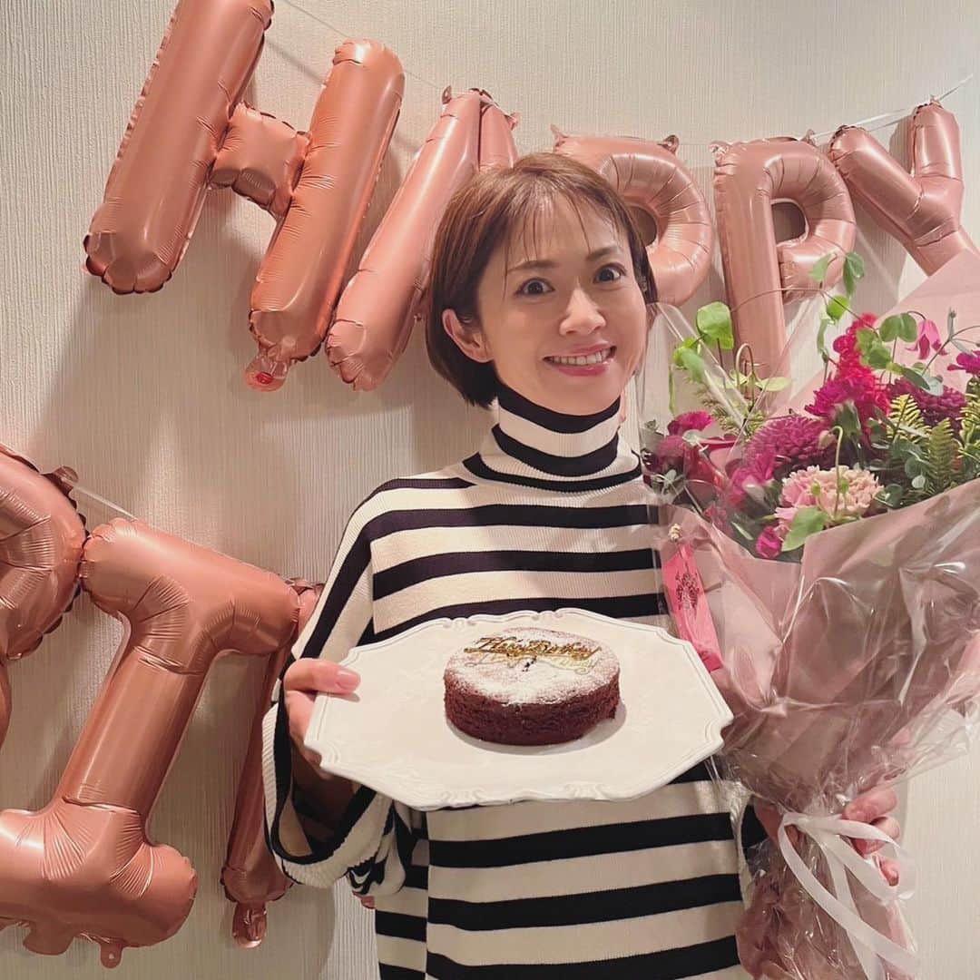 畑野ひろ子のインスタグラム：「沢山の温かいコメント、本当にありがとうございます😭🙏💙  そして、連続の誕生日写真ですみません🙏  誕生日は、家族でお祝いしてもらいました🎂✨  娘の習い事の送迎もあったので、帰宅も遅くなってしまいましたが、先に帰っていた啓太さんから、とっても綺麗なブーケをプレゼントしてもらいました。 時間のない中、わざわざ買いに行ってくれたことに感激😆✨ いつもありがとう！  長女も、今年も私がケーキ作るよって、手作りガトーショコラでお祝いしてもらいました。気づけば、私と同じ背丈に成長し、今ではママの親友に💚 愛嬌たっぷりの次女は、ずっと大切に残しておいた自分のお年玉を使って、ママが使いそうな物を想像して選んでくれたそうです😭  みんな本当にありがとう！  ママ！がんばります😆」