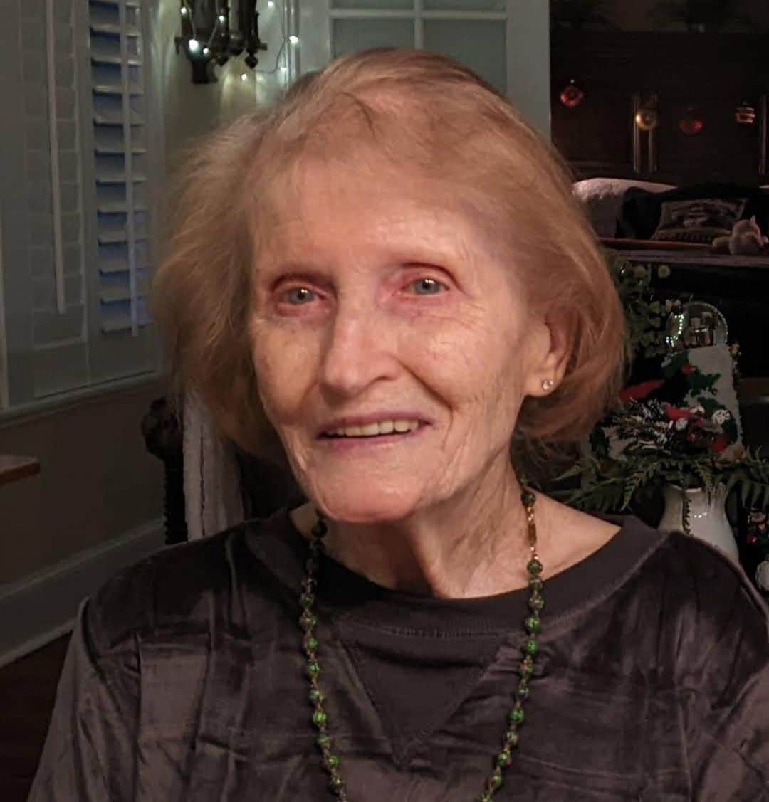 Snorri Sturlusonのインスタグラム：「🗣️💌📮Calling all cards!Alright fam, Ma loves cards and mail. She is 97, can’t remember anything anymore, and look how lovely she looked at thanksgiving dinner! Some of you send her wonderful cards every year and she talks about it endlessly. Let’s brighten this old lady’s life (“everyone I’ve ever loved is dead now”) and stuff her mailbox with joy. DM for address (same as last year and every year!) ❤️🐈✨」