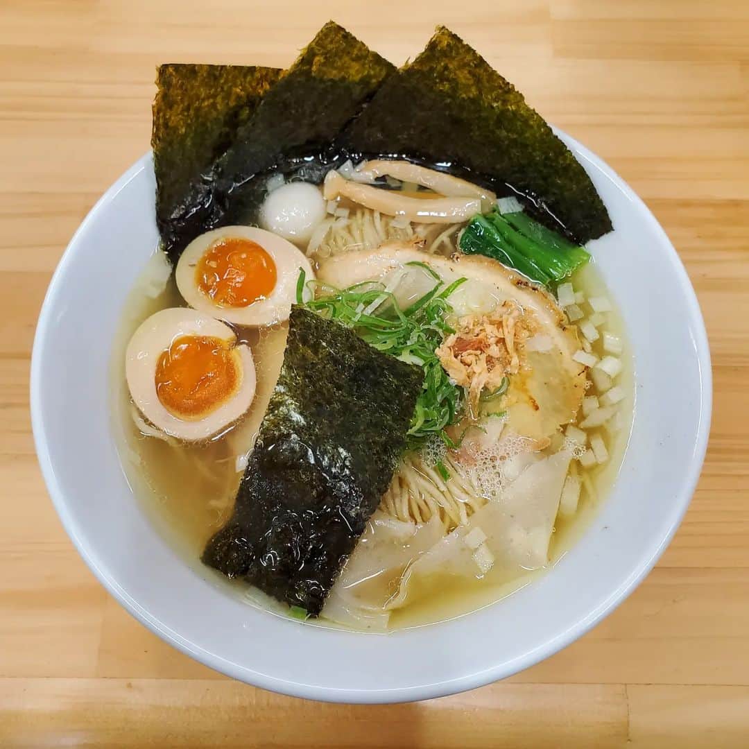 のインスタグラム：「摂津さんと一緒に麺ランチ🍜  開店直後だったので、並ばずに入れました😌  いや～美味しかった😋 スープまで飲み干しちゃいました🎶 白玉の中にミンチが入ってるトッピングも 美味しかった😊  RKBラジオを店内で聞いてくださり ありがとうございます🙇⤵️  #糸島市 #糸島ランチ #ラーメン  #しまそば #塩ラーメン #塩ラーメン大」