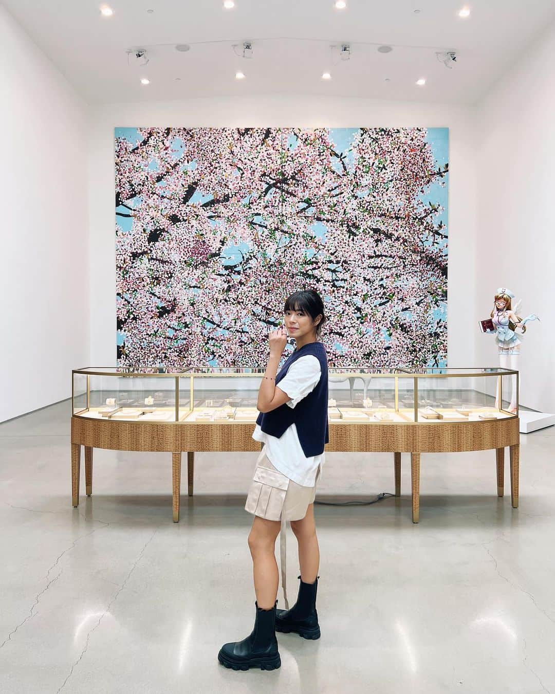 わちみなみのインスタグラム：「🇯🇵  か•わい〜！  @takashipom   桜は結構こわい🌸  @damienhirst」