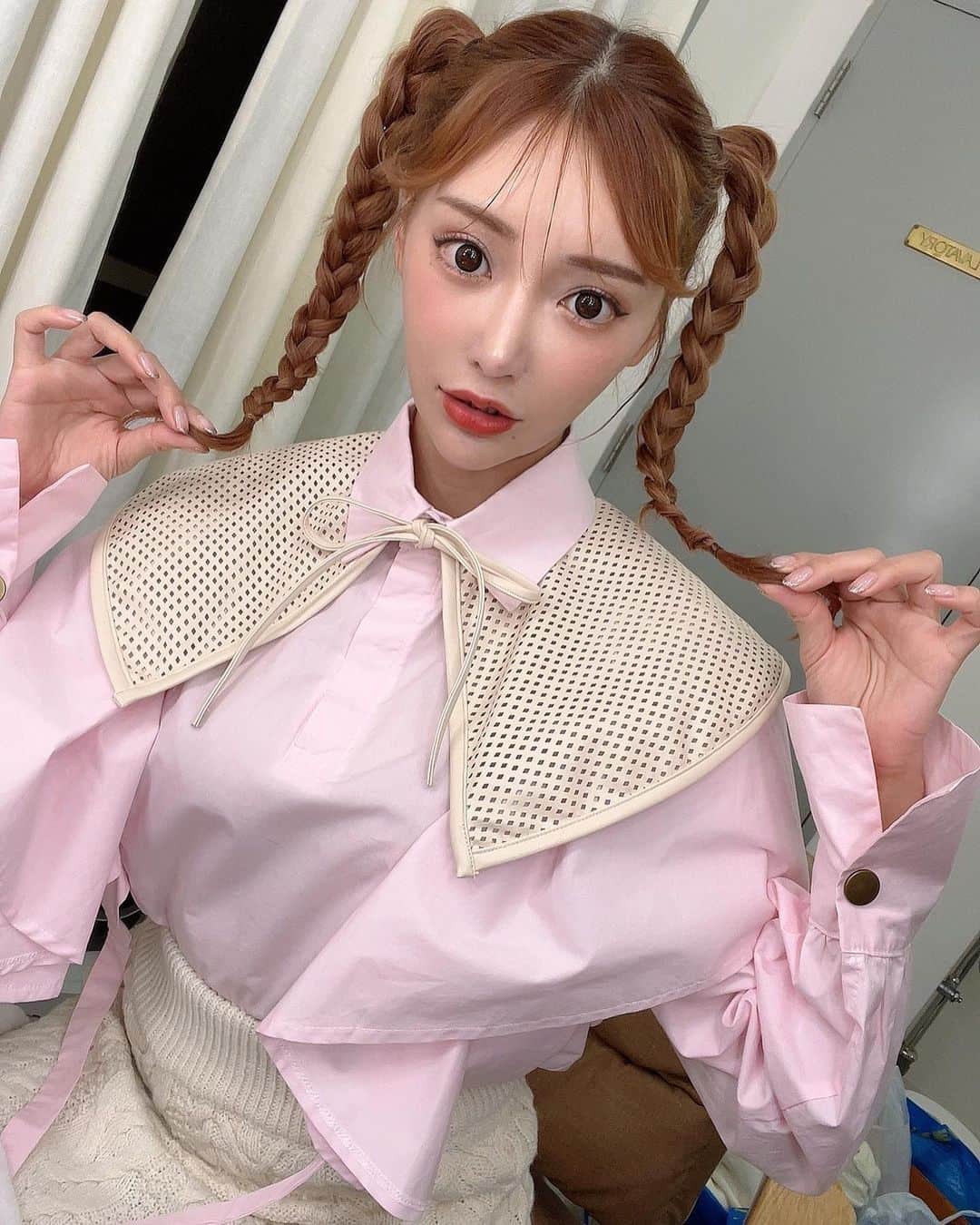 明日花キララのインスタグラム：「明日は渋谷のTSUTAYAさんで @peche_magazine のお渡し会📖 お逢い出来る人は気を付けて来てください🦢🤍おやすみい✩⃛」