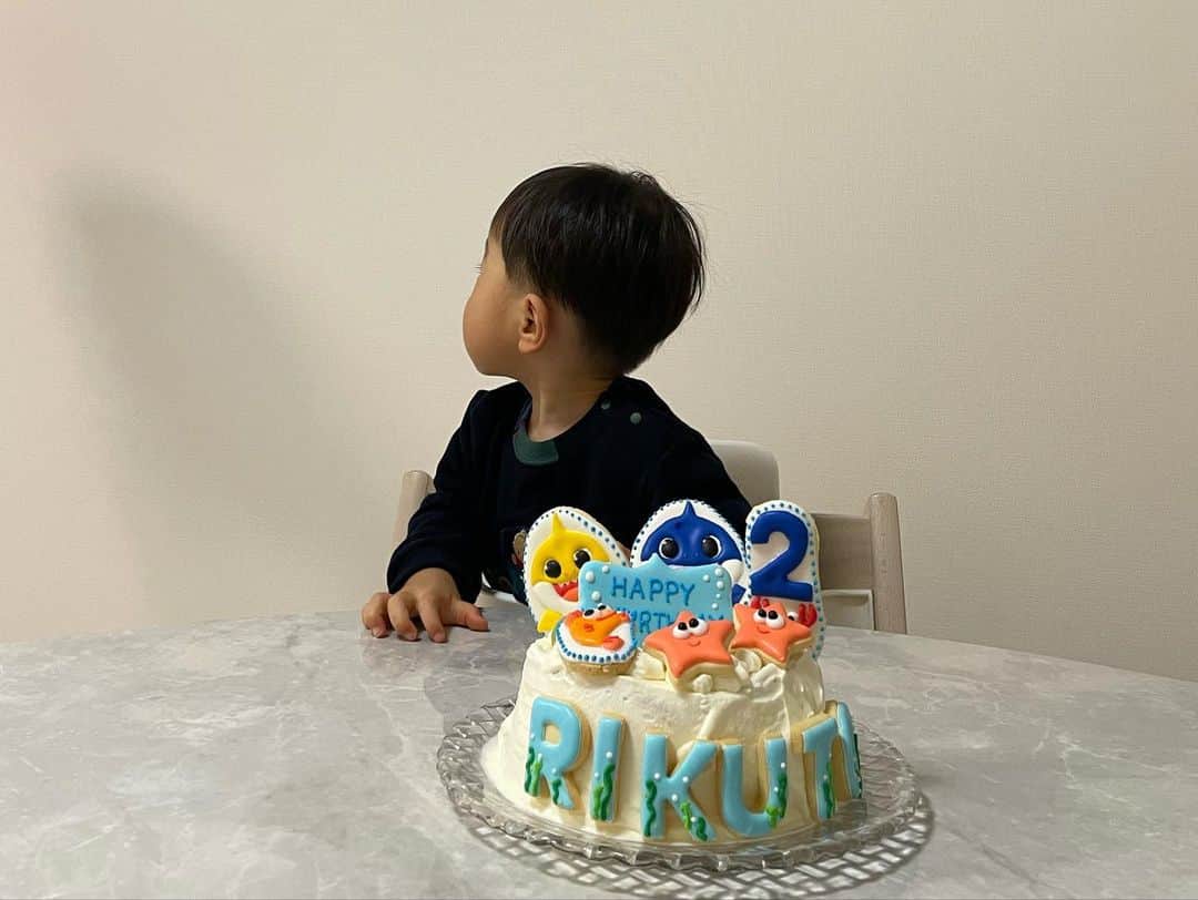 のインスタグラム：「🦈💓🦈💓🦈 ⁡ 𝒃𝒂𝒃𝒚 𝒔𝒉𝒂𝒓𝒌  ⁡ 2歳のお誕生日は赤ちゃんの時から好きなベイビーシャークに🦈❤️ 今年もとっても可愛いクッキーを作ってもらいました💕💕 ケーキも頑張って作ったよ🎂 ⁡ 沢山プレゼントもらったけど1番のヒットはおじちゃん(私の弟)からのシャークの傘かな🤭 ⁡ ⁡ 2歳1日目の夜は作った夕食は食べず、お風呂はなんとか説得して40分、寝る前に掃除機を出せと泣き叫ばれて終わりました😇 先が思いやられる🤣 母2年目頑張ろう🥳🥳🥳 ⁡ #𝟤𝗒𝖻𝗈𝗒#𝗁𝖺𝗉𝗉𝗒𝖻𝗂𝗋𝗍𝗁𝖽𝖺𝗒#𝖻𝖺𝖻𝗒𝗌𝗁𝖺𝗋𝗄#𝟤歳男の子#𝟤𝟢𝟤𝟢秋生まれ#お誕生日おめでとう#大好きよ#ベイビーシャーク #𝗋𝖺𝗋𝖺𝗌𝗍𝖺𝗀𝗋𝖺𝗆 #❤️」