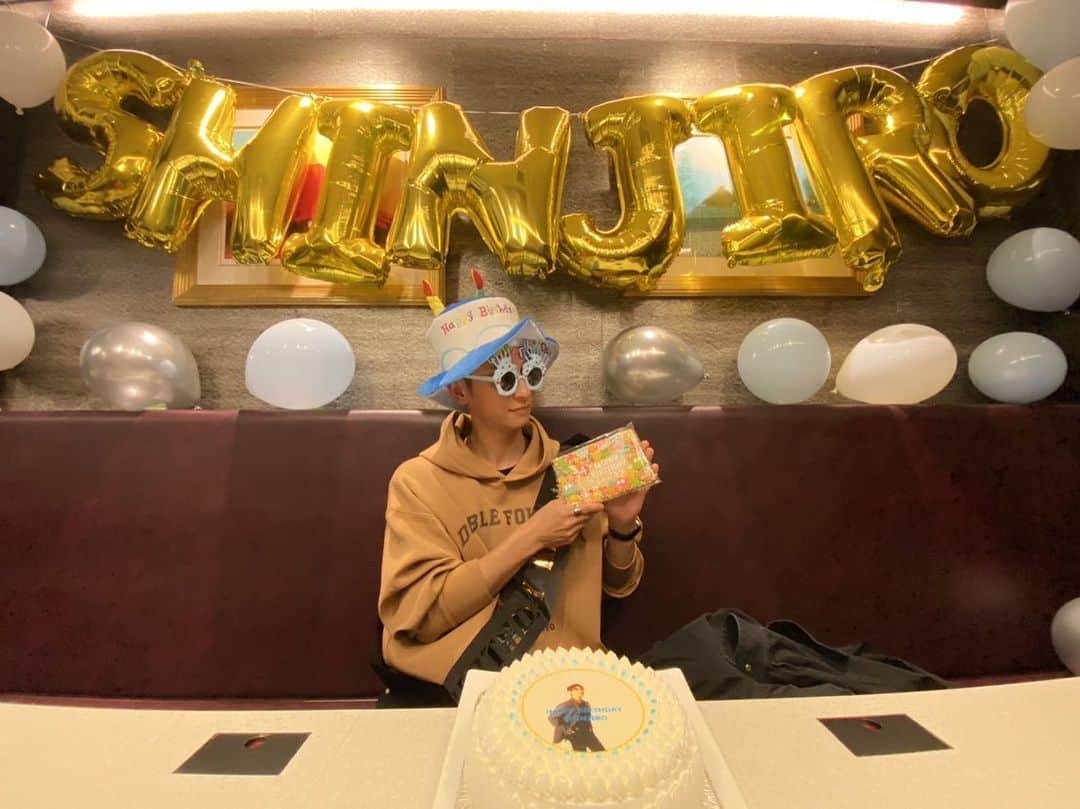 與真司郎のインスタグラム：「ついに與真司郎、34歳になりましたー🥺👏  毎年言っている気がするけど、 ホンマに1年があっという間すぎる、、、👻  34歳はお仕事を含め、色んなことに挑戦しようと思っています。 最近は毎日バタバタしているけど、自分はやっぱり芸能界にいることがすごく落ち着くし、こんなにやり甲斐のある仕事をやらせていただけていることに毎日感謝しています。それもこれも、ファンのみなさんがずっとずっと応援してくれているお陰です。本当にありがとうございます😭❤️  またいつかパフォーマンスもみんなの前でしたいなーって毎日思っているし、 トークショーみたいなみんなとワイワイできる空間もこれからもやっていきたいなっとも思っています。 みんなが少しでも幸せになってくれることが、俺の幸せ、そして生きがいでもあります。 これからも與真司郎をよろしくお願いします🙏🥺❤️  そして、今日からついに『與真司郎 Birthday & Christmas Talk Show 2022』が始まります😆  誕生日当日の今日、大阪からスタートです‼️  去年に引き続き、地元大阪で誕生日を迎えられて ホンマに幸せです🕺  みんな楽しもうなー❤️  #與真司郎 #BCTS2022 #34歳の與真司郎もよろしくな👍」