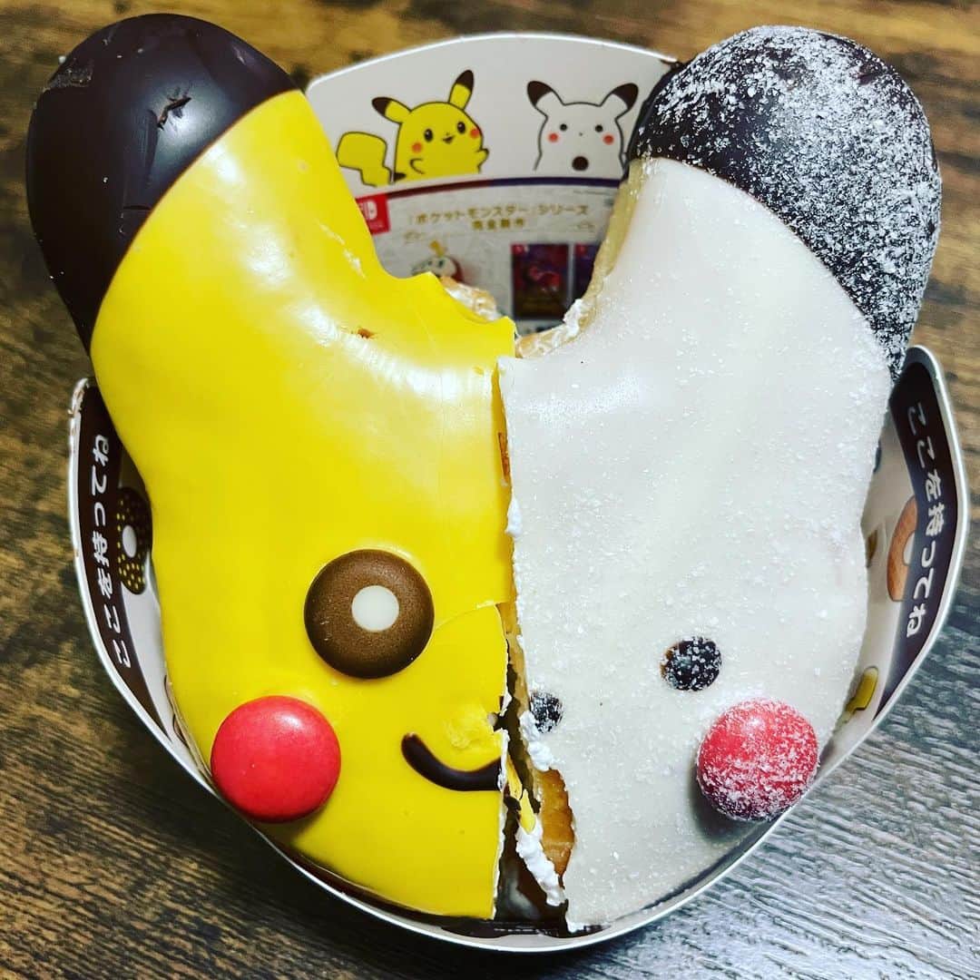 あつひろのインスタグラム：「…お、思ってたのとちゃうwww  #ピカチュウ雪だるま #ミスタードーナツ  #🍩」