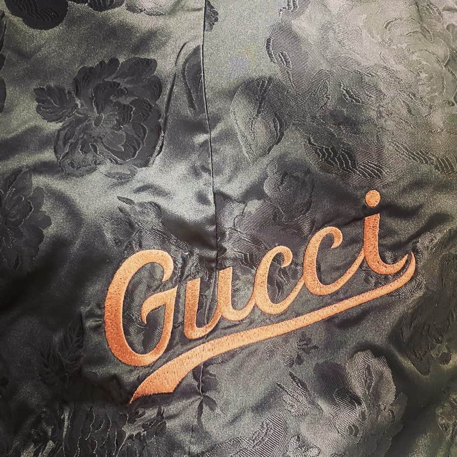のインスタグラム：「彼がGUCCIというメゾンに様々な風を起こし常に我々のクリエイティビティとファッションへの憧憬を刺激してくれた。 その風は時に古代的で抒情的で美しく、時に嵐のように獰猛で眩くてセンシティブで、時に大地が匂い立つ青々としたそよ風のようで。 2017年彼の起こした風に吹き曝され、己を隠していた布が彼方へ吹き飛んだ私はここからもう一つの人生が始まった。  あなたがくれた感動、ときめき、ファッションへの浪漫は月並みな言葉では表すことができない。 また新たな旅に出るその日まで。  ありがとう。  Ha portato diversi venti alla maison Gucci, stimolando costantemente la nostra creatività e il nostro fascino per la moda. A volte sono antiche, liriche e bellissime, a volte sono tempestose, abbaglianti e sensibili, e a volte sono come una brezza verde che profuma di terra. Nel 2017 il vento mi ha svegliato e il telo che mi nascondeva è saltato via da me, e da qui è iniziata un'altra vita.  L'eccitazione, l'emozione, il romanticismo della moda che mi avete regalato non possono essere espressi a parole. Fino al giorno in cui intraprenderò un altro viaggio.  grazie❤️‍🔥 @alessandro_michele」