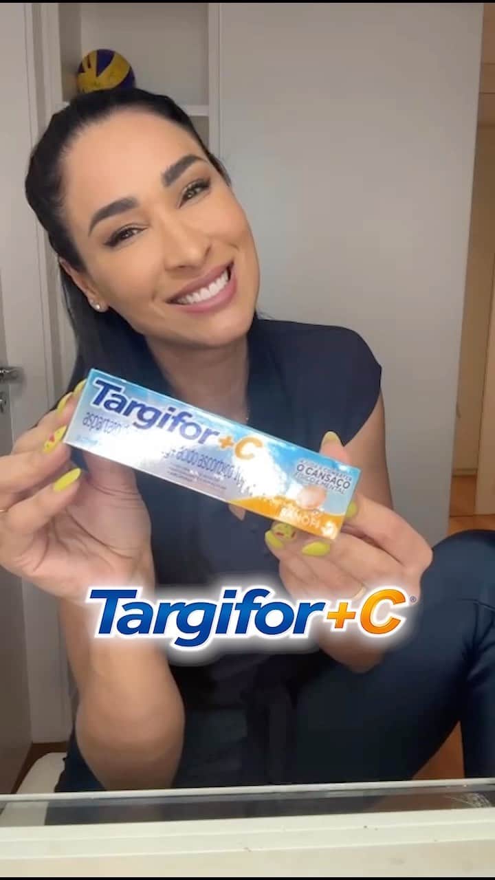 ジャケリネ・カルバリョのインスタグラム：「QUERIDO, EU SOU CANTORA!   Agora além de jogadora, mãe, dona de casa, influenciadora digital, acho que tenho uma nova profissão hahaha. Brincadeiras à parte, sabemos que para manter a rotina certinha, a imunidade e a disposição precisam estar em dia, né?! E por isso eu vim falar do @targiforc! Ele contém arginina, que elimina as toxinas do cansaço, e Vitamina C, que fortalece o sistema imunológico. Para saber mais sobre o Targifor C, acesse www.targifor.com.br.TARGIFOR®️ C (aspartato de arginina + ácido ascórbico). Indicação: astenia (fadiga e cansaço). MS 1.8326.0402. O USO DO MEDICAMENTO PODE TRAZER ALGUNS RISCOS. Leia atentamente a bula. SE PERSISTIREM OS SINTOMAS O MÉDICO DEVERÁ SER CONSULTADO. MAT-BR-2206288 novembro/2022  #Publicidade #TargiforC #MaisImunidadeMaisDisposição #imunidade #disposição #vitaminac #arginina」