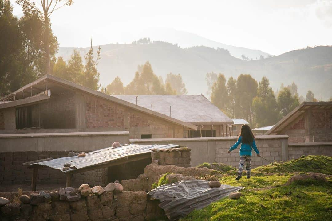 シャーロット・デュリフさんのインスタグラム写真 - (シャーロット・デュリフInstagram)「🇵🇪 Our friends in Pitumarca, Peru are continuing their exemplary development of climbing in the area and are now creating a program to bring local kids to climbing and other activities. It’s better described in their own words, so here is a glimpse of their @gofundme  page, for which you can donate to by clicking on the link in my bio 🙏🏼  “Uma Rumi and 7a Escalada are two Peruvian organizations working towards the development of an outdoor program for the local youth of Pitumarca, Peru. The program seeks to connect the young community to their land and its conservation through a year long outdoor program. In the program we will focus on conservation, health, empathy, community, inclusion and overall positive relationships through climbing, cam  Photos by @joshlrsn @coldhousemedia on our first trip to Pitumarca 😍」11月26日 1時00分 - chadurif