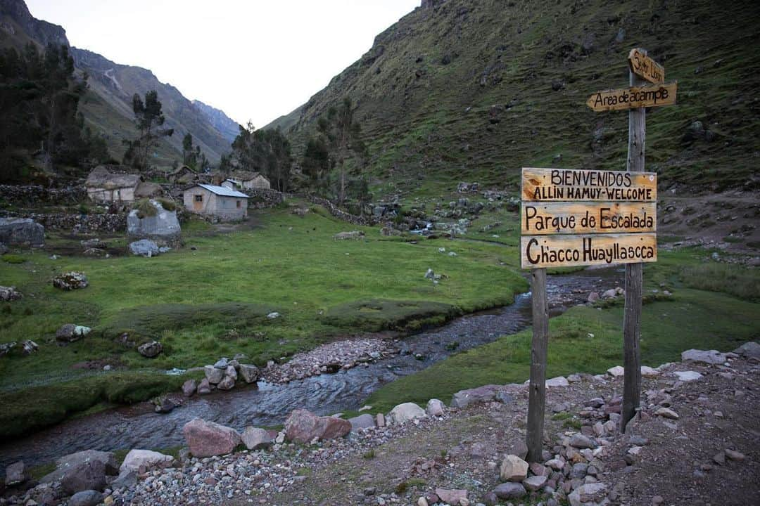 シャーロット・デュリフさんのインスタグラム写真 - (シャーロット・デュリフInstagram)「🇵🇪 Our friends in Pitumarca, Peru are continuing their exemplary development of climbing in the area and are now creating a program to bring local kids to climbing and other activities. It’s better described in their own words, so here is a glimpse of their @gofundme  page, for which you can donate to by clicking on the link in my bio 🙏🏼  “Uma Rumi and 7a Escalada are two Peruvian organizations working towards the development of an outdoor program for the local youth of Pitumarca, Peru. The program seeks to connect the young community to their land and its conservation through a year long outdoor program. In the program we will focus on conservation, health, empathy, community, inclusion and overall positive relationships through climbing, cam  Photos by @joshlrsn @coldhousemedia on our first trip to Pitumarca 😍」11月26日 1時00分 - chadurif