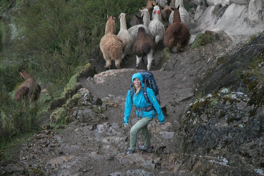 シャーロット・デュリフのインスタグラム：「🇵🇪 Our friends in Pitumarca, Peru are continuing their exemplary development of climbing in the area and are now creating a program to bring local kids to climbing and other activities. It’s better described in their own words, so here is a glimpse of their @gofundme  page, for which you can donate to by clicking on the link in my bio 🙏🏼  “Uma Rumi and 7a Escalada are two Peruvian organizations working towards the development of an outdoor program for the local youth of Pitumarca, Peru. The program seeks to connect the young community to their land and its conservation through a year long outdoor program. In the program we will focus on conservation, health, empathy, community, inclusion and overall positive relationships through climbing, cam  Photos by @joshlrsn @coldhousemedia on our first trip to Pitumarca 😍」