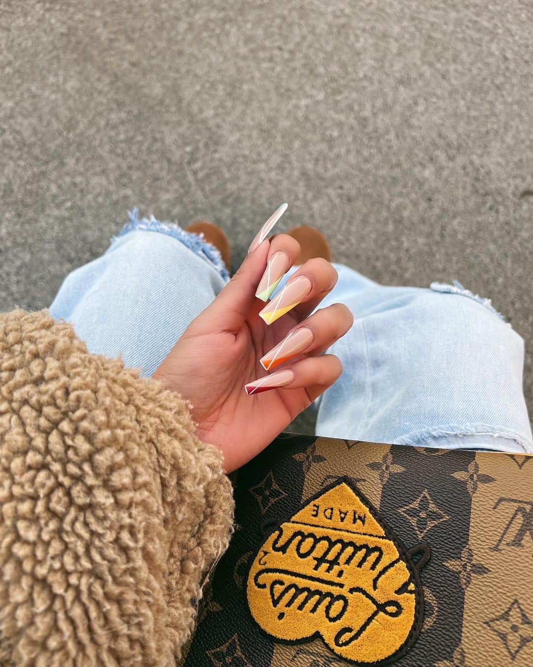 のインスタグラム：「living in color🌈 #minaminails」