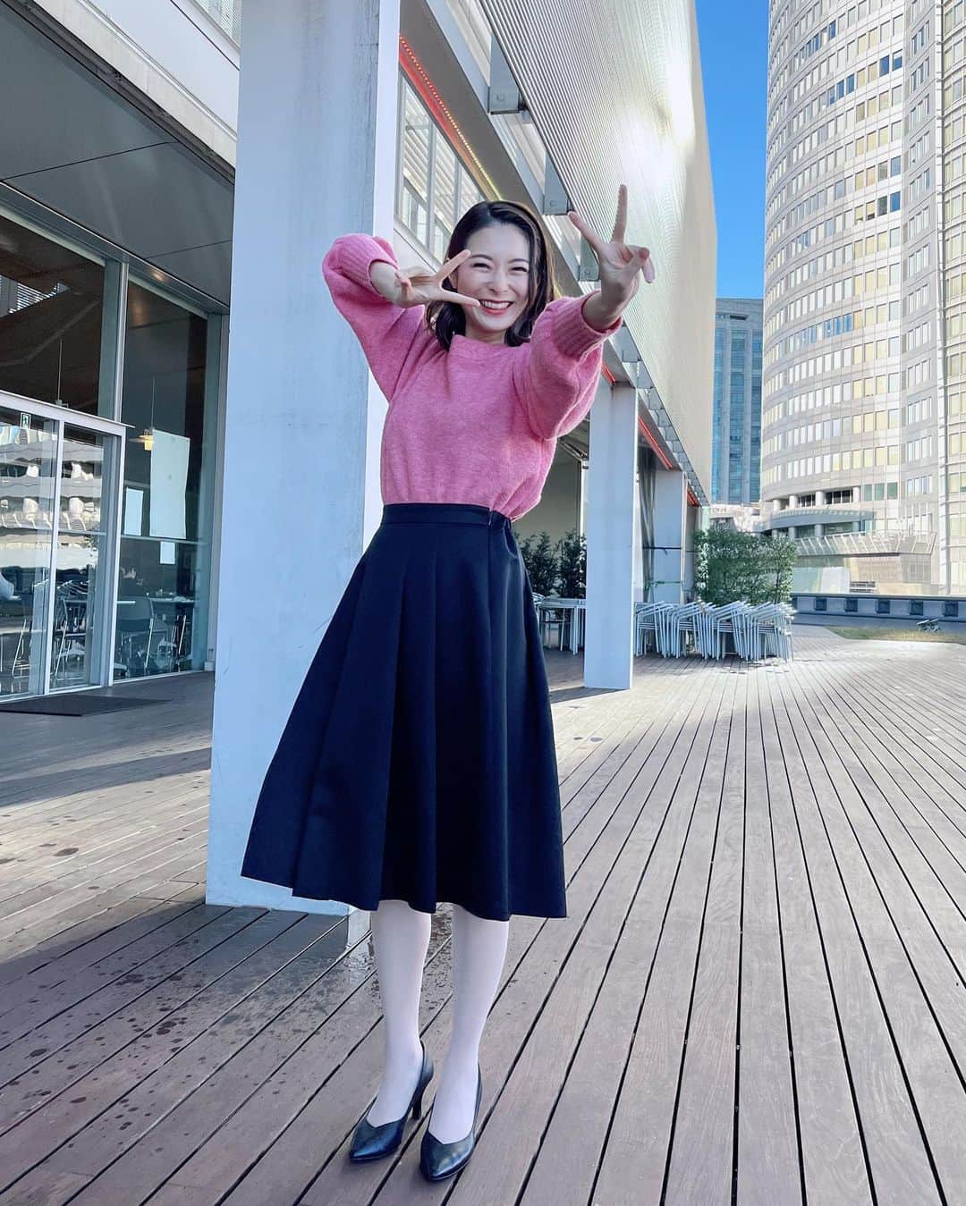 住田紗里のインスタグラム：「日本代表が勝ったので、 嬉しさが溢れ出てます✨ 明日は週刊ニュースリーダー、 そのあと19時キックオフの 「チュニジア×オーストラリア」 をABEMAでお伝えします  トップス・スカート TO BE CHIC (@tobechic_official)  #グッドモーニング#衣装#tobechic#テレビ朝日#テレ朝#テレビ朝日アナウンサー#アナウンサー#住田紗里」