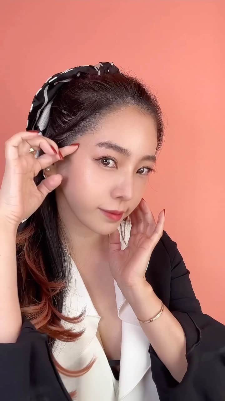 megbabyのインスタグラム：「テクノロジー搭載ハイセラアイクリームついにローンチ✨  ✨NEW✨ @mgb_skin 💎HIGHCERA EYE CREAM💎 「3種のセラミド」と特殊フィルム技術成分「リフトニンX」配合🧪 ピンと張ったハリと透明感をもたらす、圧勝アイクリーム👑  こんなアイクリーム初めてと言ってもらえる自信作です✨ mgb EYE ROLLERでさらに自分をアップデート💖  @megood__beauty #MEGOODBEAUTY #mgbskin」