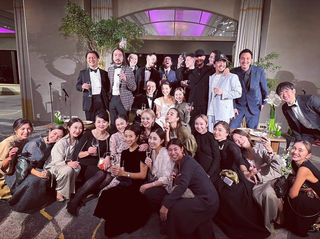 未来弥のインスタグラム：「知人の結婚式に参加させて頂きすごい幸せな空間でみんなの愛が感じれる素晴らしいparty！  自分も嫁さんとの最初の頃の思い出が蘇り考え深いものを感じました。最愛の人との時間をもっともっと大切に、より一層幸せにしていきたいし愛を送りたいと思いました。  このメンバーを通じて仕事も家族も愛も思い出も共に時間を過ごせて幸せです！これからも家族共々皆様是非宜しくお願い致します！  最後にはなりましたが、改めてお二人ご結婚おめでとうございます！  #wedding #family #livelifetothefullest #thelasttime #believe #lvy #ily #love #party#結婚#出会い#初心に戻る #感謝 #家族 #愛」