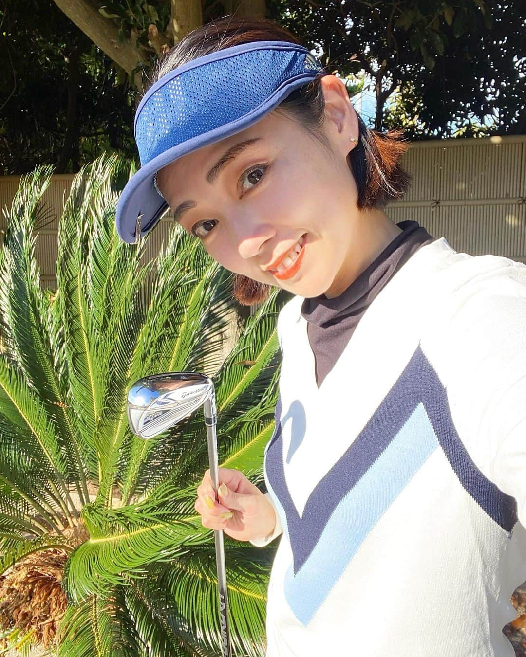 石田美奈子さんのインスタグラム写真 - (石田美奈子Instagram)「golf⛳️  怒涛のゴルフweek😊 3回雨続きで(むしろ大雨)、昨日やっと快晴😍✨ 最高すぎた‼︎  そしてそして💚💚💚 ゴルフを始めた初期に訳もわからず購入した#ゼクシオ のアイアンから、 #テーラーメイド の新作の#ステルスグローレ に変えました🥰💕  初めてちゃんとフィッティングしてもらったクラブ🏌️‍♀️ よく飛ぶし、良い具合に重いのが使いやすくて大好き😍 これでスコアを縮められるように頑張ります😊  @taylormade_golf_japan  ⛳️ → #minako_golf  #golf #golfwear #golfer #ゴルフ女子 #ゴルフウェア #ゴルフコーデ #ゴルフ女子コーデ #⛳️ #ブリーフィングゴルフ #ゴルフ好きな人と繋がりたい #冬ゴルフ #冬ゴルフコーデ #taylormade #taylormadegolf #stealthgloire」11月25日 16時59分 - mminakooo