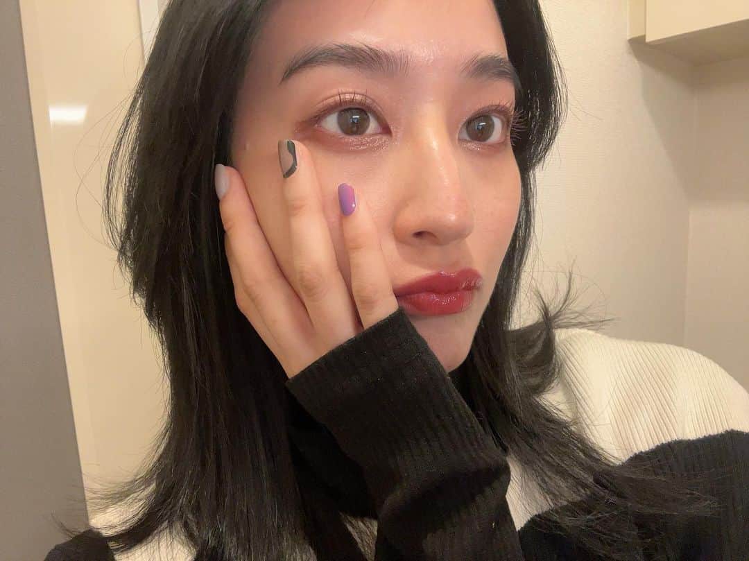 青野楓のインスタグラム：「@cliocosmetics_global でアイメイクしました！  クリオはやっぱラメが綺麗だよね🥺冬っぽいピンクメイクになりました☃️マットもラメも入ってるから旅先にも🙆‍♀️  プロアイパレット　 17 オーバーザパス 3,840円（税込）  #クリオ  #プロアイパレット  #ノースタンダードコレクション#ブルベメイク」
