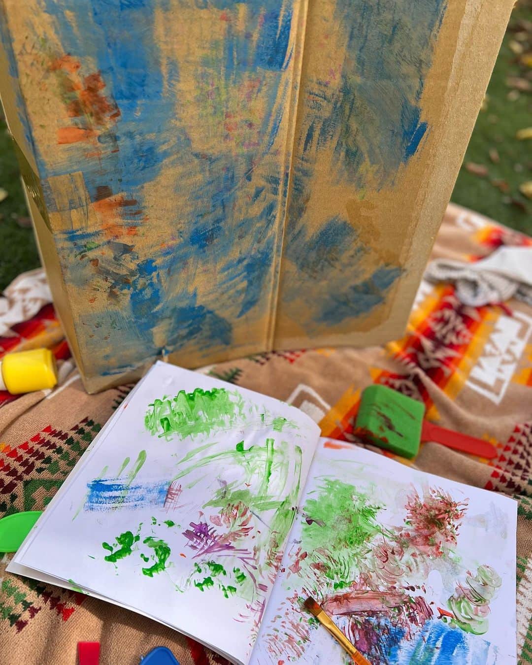 田中麗奈さんのインスタグラム写真 - (田中麗奈Instagram)「映画 マイスモールランドを観て 絶対やりたいと思っていた お庭で、絵の具🎨遊び。  先日とうとう実行しましたが 娘は絵を描くより 色の付いた筆を洗うと水の色が変わる事に興味を持った様子。  筆に絵の具を付けては、水で洗って 水の色が何色になるかを楽しんでいました。  沢山画用紙に絵を描く🖼姿を予想してた私は拍子抜けしてしまったのですが、 そういうところに興味を持つんだなぁと 発見出来て面白かったです。  また天気の良い日に第二回を実践してみたいと思います。  次は描くことにも興味を持つかしら。」11月25日 17時08分 - renatanaka07