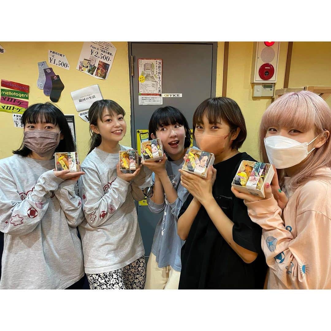 望月瑠菜さんのインスタグラム写真 - (望月瑠菜Instagram)「今日は皆さんにケータリングを🎁。  焼肉ジンギスカンきんぐこんぐさんのお弁当 そして、西麻布呼きつねさんの お稲荷さん❤︎  すごーい美味しかった🥰幸せ。 ありがとうございました✨✨  #メロトゲニ #銀河の生活 #下北沢 #劇小劇場」11月25日 17時17分 - runa_morikawa