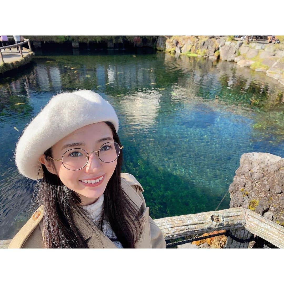 大島璃音のインスタグラム：「🗻  忍野八海は世界遺産"富士山"の構成資産の一部として登録されています。  全ての池の水が透き通り、どれも違う美しさがあるこの景色を一度この目で見てみたいとずっと思っていたので実際に見られて感動でした✨ よく晴れて空模様が水鏡で映っているのも素敵💭🪞  #世界遺産 #世界遺産巡り  #忍野八海  #富士山」