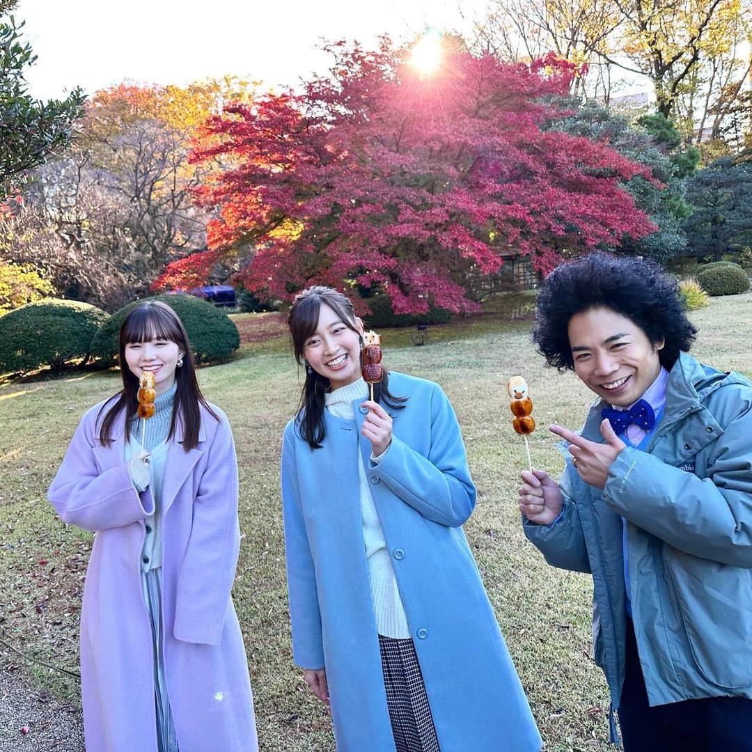 のインスタグラム：「. 今朝のZIP!は紅葉の名所・六義園から、お天気のくぼさんとマーシュちゃんと一緒に生中継🍁 . . 日が昇る前のライトアップも、朝陽に照らされる紅葉も、木々に囲まれながらみんなで食べるお団子も、どれもこれも最高でした🍡 . . 衣装 coat & knit… @grove_jp  skirt… @shoolarue_official  . . . #zip #生中継 #六義園 #紅葉 #紅葉スポット #紅葉狩り #紅葉ライトアップ  #紅葉シーズン #お団子 #団子」
