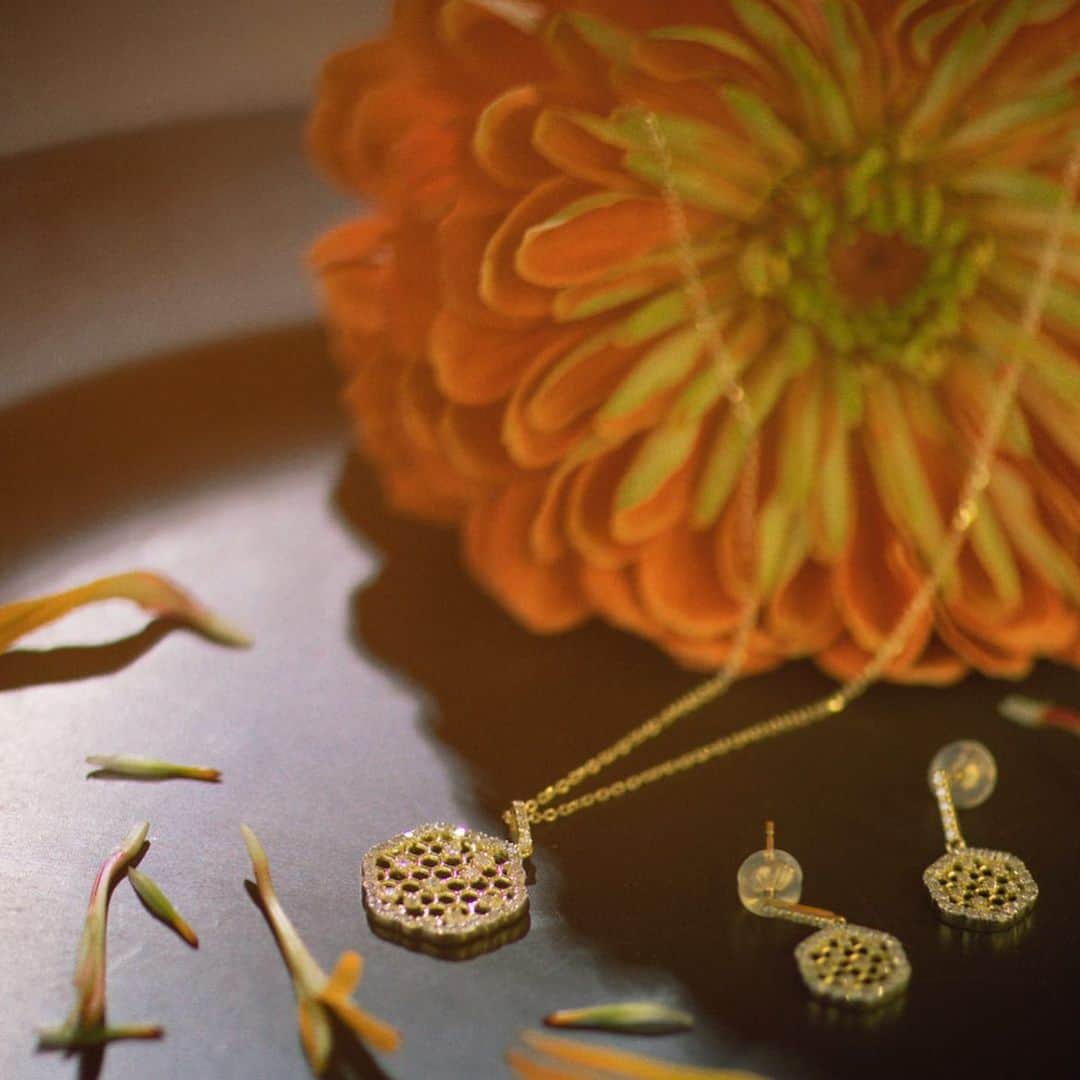 山本みらいのインスタグラム：「本日よりSENDAN JEWELRYの WEBサイトがオープンとなりました。  https://sendan-jewelry.jp  繊細で大胆という 言葉の音(繊細のSEN、大胆のDAN)から取ってつけた SENDANというブランド名は、  元々は、 最初に作った蜂の巣モチーフのネックレスを 見た友人の一言がきっかけです。  . 繊細でありながら大胆に、というのは 私たち世代の生き方にも当てはまるんじゃないか、 そんな風に思えてブランド名に 取り入れることとなりました。  どっちかだけでもダメだし、 みんなどこかで両極端なものの間で バランスを取って生きているのかな という気持ちです。  . そしてジュエリーは、 自分が永く愛せるものを、 いざとなれば次世代にも譲れるくらいの上質なものを 少しずつ集めていきたいという気持ち。  お会いするとそんな気持ちの方が増えていて。 そこに応えられるよう、確かな地金と宝石素材で作ったシンプルながらも上質なアイテムを、という思いで作ったコレクションです。  まずは自分が欲しいものでもあります。  遠方の方にも、商品をご覧いただけたらと思っていたので、まずはサイトをご覧頂けたら嬉しいです。  ・ そしてサイトのキーヴィジュアルの写真は　@marco149 さんによる撮影。繊細かつ大胆、というのを体現してくださったと思うし、優しさや懐かしさ、いやらしさのないセンシュアルな雰囲気があってどれも大好きな写真ばかりです。MARCOちゃんありがとう。  またサイト制作にあたって お力を貸してくださった沢山の方へも 心より感謝しています。 ありがとうございます🕊」