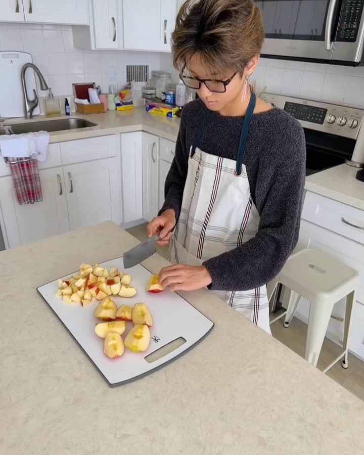高澤笑大郎のインスタグラム：「Happy Thanksgiving‼️We made a lot of the food but one of the best one is turkey shaped apple pie👀What did you eat for Thanks giving?  #boygroup #boyband #japan #crossingrain #xr #dance #hawaii #hilo #oahu #honolulu #dancer   @crossingrain @xr_monarch @xr_jorden @xr_devin @xr_haru」