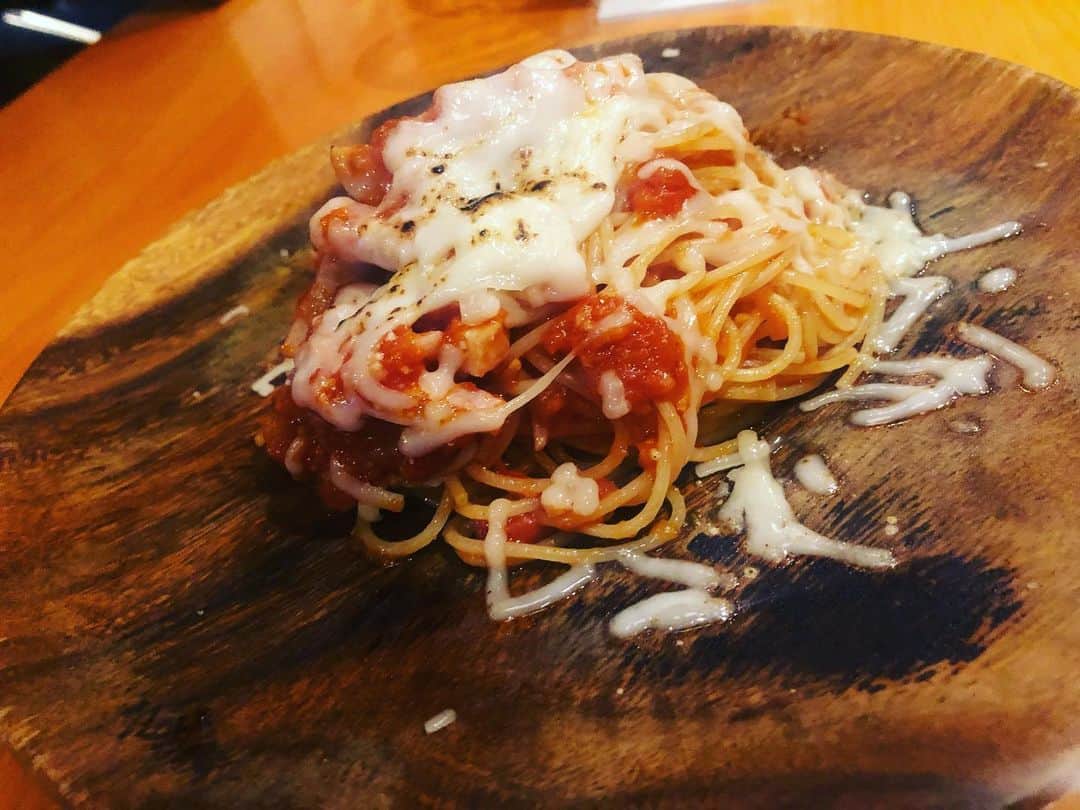 シェフ大西のインスタグラム：「どうもCOCOCOROお料理担当の「奏」です❗️  トマトソース大放出中 「炙りチーズ」と「まいわし」を使ったトマトソースパスタを出しております。  宜しくお願い致します🙇‍♂️  #bar #西調布 #調布 #西調布グルメ #トマトソース #パスタ #炙りチーズ #まいわし」