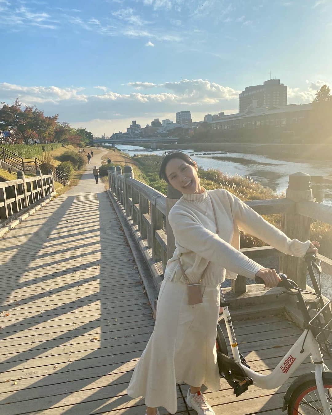 里彩さんのインスタグラム写真 - (里彩Instagram)「☀️🍁🚲😆 とっても気持ちの良いお天気の中、自転車で京都を探検！ 楽しかった〜🥰  #kyoto #kyotojapan #kyototrip #kyototravel #kamogawa #kamogawariver #japan #japantravel #japanese #bicycle  #京都 #京都観光 #京都紅葉 #京都旅行 #鴨川 #自転車 #自転車旅 #レンタルバイク」11月25日 17時56分 - risa_gram611