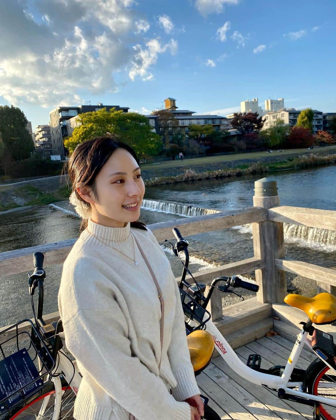 里彩のインスタグラム：「☀️🍁🚲😆 とっても気持ちの良いお天気の中、自転車で京都を探検！ 楽しかった〜🥰  #kyoto #kyotojapan #kyototrip #kyototravel #kamogawa #kamogawariver #japan #japantravel #japanese #bicycle  #京都 #京都観光 #京都紅葉 #京都旅行 #鴨川 #自転車 #自転車旅 #レンタルバイク」