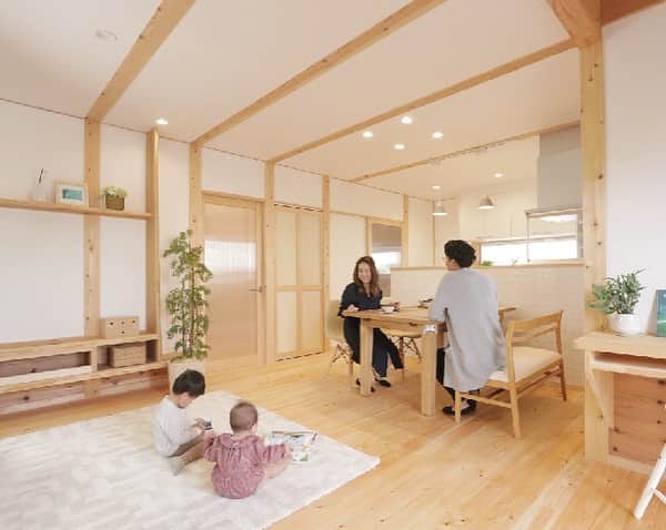 荒川建設株式会社さんのインスタグラム写真 - (荒川建設株式会社Instagram)「【しげや🌲2022年最後の見学会NEWS】 2022年最後の見学会は、野洲市行畑にある、小洒落れた和風の気になるお家。  この家、実はしげや店長が建てた家です。 建築業界の長い店長が、プロの目で建てた家は、外観や間取り、土間やLDKなどなど、こだわり尽くしで見どころもたくさん。  秋には、赤く色づく庭先の紅葉が、住宅地の景観に溶け込みながらも、ひときわ存在感を放っています。 この家を見て和の家の良さを実感されたご近所さんも多く、近くにはしげやの家が、数軒並んでいます。  新築当時は0歳と2歳だった子どもたちも、しげやの木の家とともに、すくすくと成長中。 木の家もやがて古民家へ、ますます味わいと温もりを深めていきます。  5年目を迎えるこの家の様子と、店長の思いを、ぜひ見学会で感じてみてください😊  ------------------------- 🌲しげや木の家見學會🌲 ------------------------- 開催日　12/10（土）・11（日）の2日間 時間　10：00～17：00 会場　滋賀県野洲市行畑にて ※見学会への参加は、予約制とさせていただいております。  -------------------------  🔨イベント同時開催🔨 ------------------------- 大工さんと手作り体験！しげやトントン教室　　 12/10（土）・11（日）10:00～17:00 大工さんと「木のダストボックス（ゴミ箱）」づくりに挑戦しよう！！参加無料♪  大工さんに教えてもらいながら挑戦！1家族様1つまで制作できます。木に触れながら住まいづくりを楽しむきっかけになりますように😊 ※数に限りがありますので事前ご予約をお願いします。  ▼ご予約お問い合わせ、資料請求は トップページ@arakawa_cc  からURL、電話、メールをタップしてくださいね。  ＊＊＊＊＊＊＊＊＊＊＊＊＊＊＊＊＊＊＊＊ ◆荒川建設株式会社 滋賀県野洲市野洲941-1 Tel. 077-587-3900 https://uracdoma.jp/contact/ kinoie@uracdoma.jp  ✴︎LINE公式アカウント登場！ お得な情報を受け取るには、 以下のリンクから友だち追加してください。 https://lin.ee/WN88fs4  #注文住宅滋賀  #滋賀注文住宅 #注文住宅滋賀県　#滋賀の木の家　#木の家滋賀　#和の家滋賀 #滋賀新築見学会　#見学会滋賀　#住宅見学会滋賀　#滋賀オープンハウス　 #滋賀工務店  #木の家見学　#新築住宅　#しげや #荒川建設 #土間のある家 #滋賀和の家　#滋賀平屋 #平屋滋賀　#土間 #ヒノキの家 #滋賀県野洲市 #滋賀土地 #滋賀新築　#滋賀で家を建てたい　#滋賀ママと繋がりたい　#滋賀で新築 #滋賀で家を建てたい #滋賀で家を建てるなら」11月25日 17時57分 - arakawa_cc