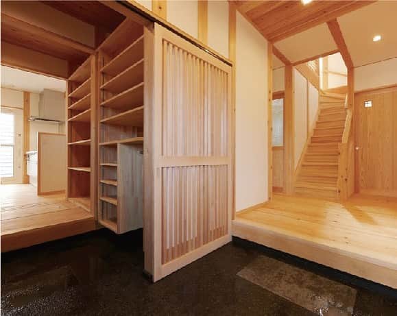 荒川建設株式会社さんのインスタグラム写真 - (荒川建設株式会社Instagram)「【しげや🌲2022年最後の見学会NEWS】 2022年最後の見学会は、野洲市行畑にある、小洒落れた和風の気になるお家。  この家、実はしげや店長が建てた家です。 建築業界の長い店長が、プロの目で建てた家は、外観や間取り、土間やLDKなどなど、こだわり尽くしで見どころもたくさん。  秋には、赤く色づく庭先の紅葉が、住宅地の景観に溶け込みながらも、ひときわ存在感を放っています。 この家を見て和の家の良さを実感されたご近所さんも多く、近くにはしげやの家が、数軒並んでいます。  新築当時は0歳と2歳だった子どもたちも、しげやの木の家とともに、すくすくと成長中。 木の家もやがて古民家へ、ますます味わいと温もりを深めていきます。  5年目を迎えるこの家の様子と、店長の思いを、ぜひ見学会で感じてみてください😊  ------------------------- 🌲しげや木の家見學會🌲 ------------------------- 開催日　12/10（土）・11（日）の2日間 時間　10：00～17：00 会場　滋賀県野洲市行畑にて ※見学会への参加は、予約制とさせていただいております。  -------------------------  🔨イベント同時開催🔨 ------------------------- 大工さんと手作り体験！しげやトントン教室　　 12/10（土）・11（日）10:00～17:00 大工さんと「木のダストボックス（ゴミ箱）」づくりに挑戦しよう！！参加無料♪  大工さんに教えてもらいながら挑戦！1家族様1つまで制作できます。木に触れながら住まいづくりを楽しむきっかけになりますように😊 ※数に限りがありますので事前ご予約をお願いします。  ▼ご予約お問い合わせ、資料請求は トップページ@arakawa_cc  からURL、電話、メールをタップしてくださいね。  ＊＊＊＊＊＊＊＊＊＊＊＊＊＊＊＊＊＊＊＊ ◆荒川建設株式会社 滋賀県野洲市野洲941-1 Tel. 077-587-3900 https://uracdoma.jp/contact/ kinoie@uracdoma.jp  ✴︎LINE公式アカウント登場！ お得な情報を受け取るには、 以下のリンクから友だち追加してください。 https://lin.ee/WN88fs4  #注文住宅滋賀  #滋賀注文住宅 #注文住宅滋賀県　#滋賀の木の家　#木の家滋賀　#和の家滋賀 #滋賀新築見学会　#見学会滋賀　#住宅見学会滋賀　#滋賀オープンハウス　 #滋賀工務店  #木の家見学　#新築住宅　#しげや #荒川建設 #土間のある家 #滋賀和の家　#滋賀平屋 #平屋滋賀　#土間 #ヒノキの家 #滋賀県野洲市 #滋賀土地 #滋賀新築　#滋賀で家を建てたい　#滋賀ママと繋がりたい　#滋賀で新築 #滋賀で家を建てたい #滋賀で家を建てるなら」11月25日 17時57分 - arakawa_cc
