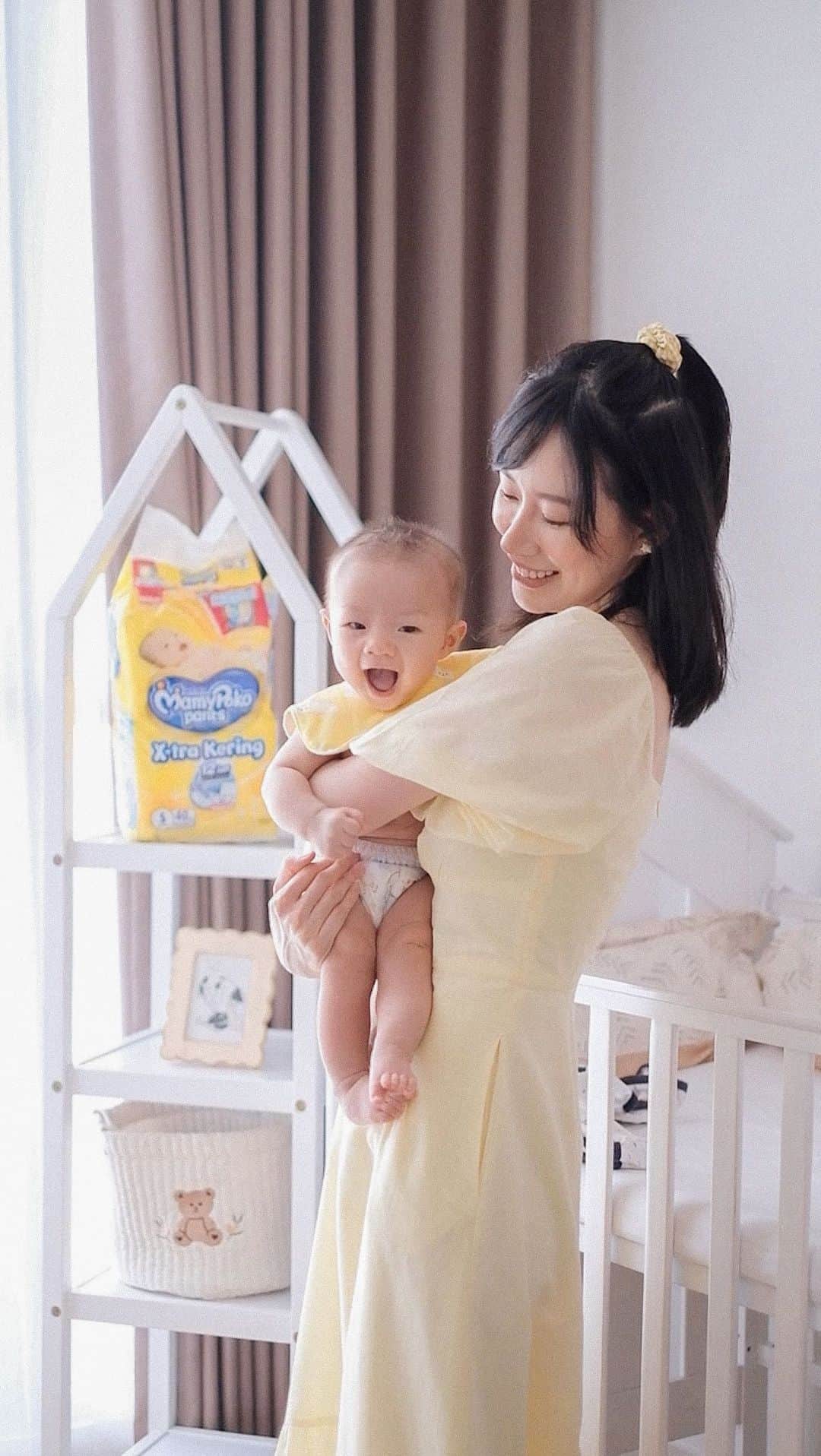 エリッサ・ヤマダのインスタグラム：「Dengan Ray yang kulitnya sensitif dan gerakannya semakin aktif, aku butuh diaper pants yang bahannya nggak cuma lembut, tapi juga bisa mengikuti pergerakan perut dengan elastis (moves with the baby). Karna kalau kurang elastis, diaper pants malah akan bergeser ke bawah perut bayi dan menekan kencang sampai bisa menyebabkan kemerahan, gatal, bahkan lecet (!). Apalagi sebentar lagi Ray bakal memasuki tahap MPASI, which -if everything goes well *fingerscrossed*- his tummy will get even bigger after meals!  That’s why, I’m happy with my choice: Mamypoko Pants X-tra Kering Bebas Gatal dan Lecet dengan inovasi terbaru 2x lebih elastis, plus daya serap super aman X-tra kering hingga 12 jam! Udah berbulan-bulan pemakaian, Ray selalu nyaman dan pastinya bebas gatal dan lecet. 🥰  Thank you, @mamypokoid, udah bikin aku lebih tenang menghadapi tumbuh-kembang Ray kedepannya knowing that he’s in good hands — I mean (diaper) pants! 😉💛  #EraBaruXTRAKering  #SmartPelukElastis  #BebasGataldanLecet」
