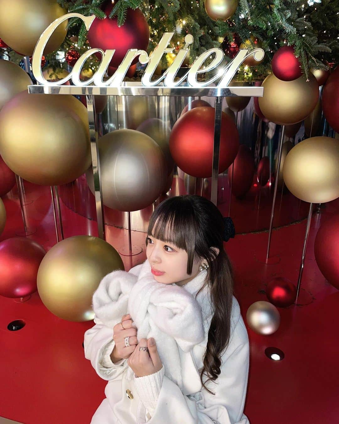 れいのインスタグラム：「⁡ Cartier LOVE IS ALL LOVE IS ALLを テーマとした @cartier の ポップアップがOPENしたよ！ ⁡ レコードショップをイメージした 「カルティエ座」では色んな音楽が聴けて 玉ちゃんのレコードちゃんと見てきた🥺🤍 ⁡ 今年もカルティエツリーみれてしあわせ🫧🫧  入場料無料/予約不用 期間限定:11月23日～12月25日 12:00 ~ 20:00 クリスマスツリー点灯：17:00 ~ 22:00 ⁡ 表参道交差点（東京都港区南青山5-1-1） 表参道駅(A5出口すぐ） JR山手線原宿駅（徒歩約15分） ⁡ #カルティエ #表参道 #原宿 #ポップアップ #キスマイ  #玉森裕太 #藤ヶ谷太輔 #北山宏光 #二階堂高嗣  #千賀健永 #宮田俊哉 #横尾渉 #kismyft2 #cartier」