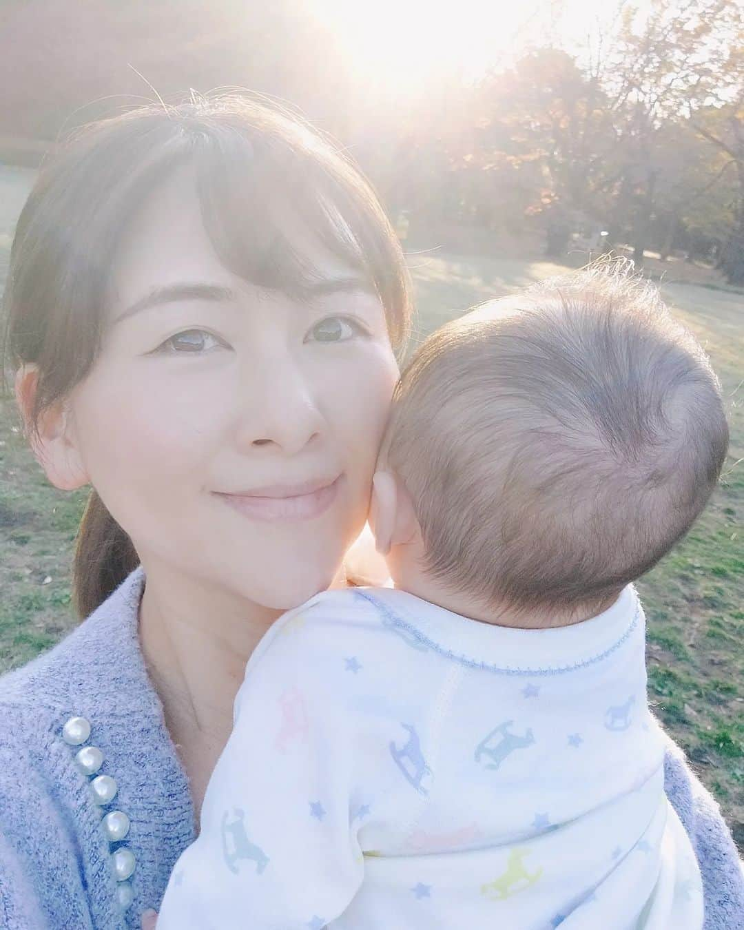 鈴木理香子さんのインスタグラム写真 - (鈴木理香子Instagram)「🍁おさんぽ🍁 1ヶ月検診の際、小児科の先生に 「もう、お散歩しても良いですか？」 と聞きましたら 「もちろん😊陽に当たると骨が丈夫になるし、 お母さんの気分転換にもなりますからね😉」 と仰っていたので、 母子共に免疫力をアップさせるため 晴れた日は広い公園を専らお散歩💃  最近は視界が広がる縦抱きで  お空を見るのが大好きなべびたんです👶⤴️💓  追伸 ドーハの歓喜 嬉しいですね😆⚽⤴️ 子育ても、サッカーの応援も寝不足ではありますが😪😁  #赤ちゃんのいる生活  #おさんぽ #ベビスタグラム #赤ちゃん #ベビー #令和4年ベビー #baby #新米ママ #ママスタグラム #鈴木理香子」11月25日 18時45分 - rikako.suzuki