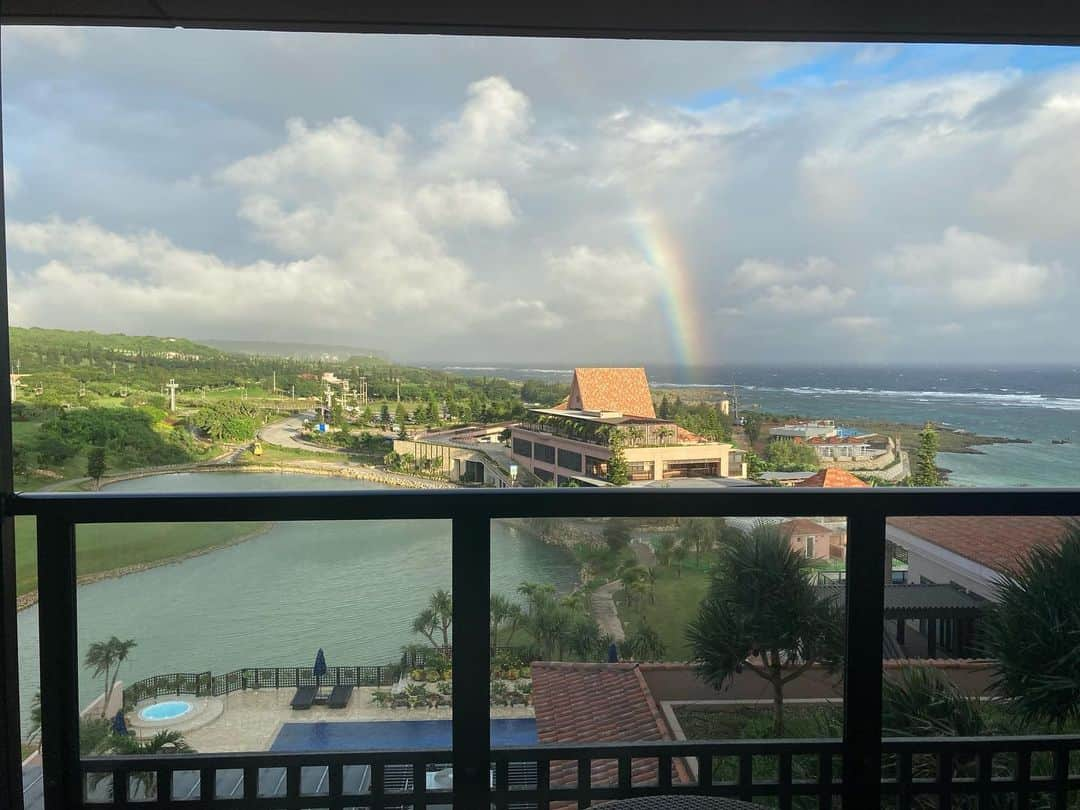 原田佳奈のインスタグラム：「・ ・  久しぶりに虹を見た🌈  島の天気は変わりやすいから、なんくるないさーでのんびりいきましょう。  #宮古島 #初めての家族旅行 #旦那さんのルーツ #明日が本番 #どうか雨だけは降らないで」