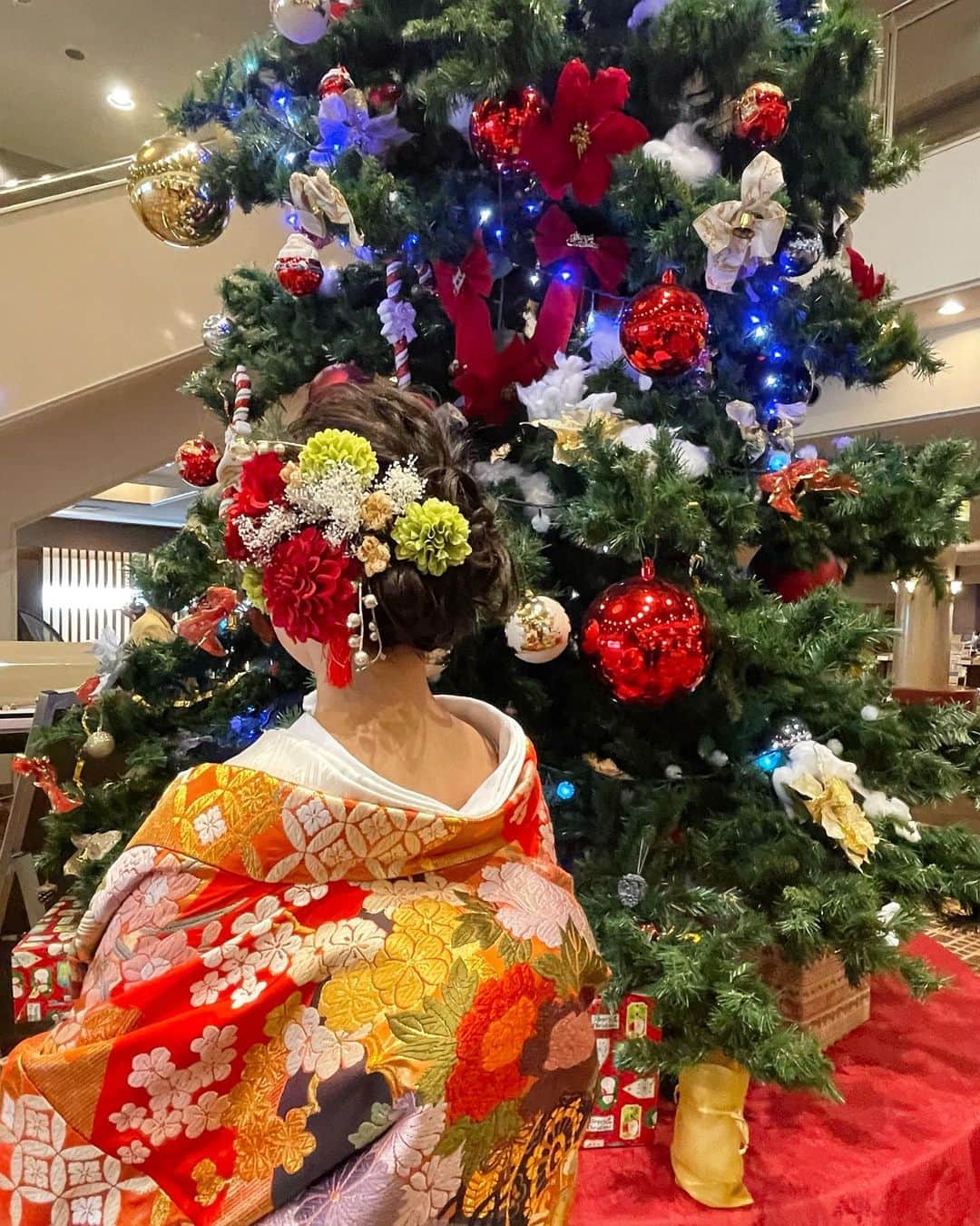 THE KASHIHARA(旧橿原ロイヤルホテル)のインスタグラム：「前撮り撮影にご出発の 新婦さまと　ご一緒に🎄  #橿原神宮挙式 #thekashihara  #橿原ロイヤルホテル . #weddingparty #披露宴  #披露宴会場 #披露宴演出 #披露宴レポ  #奈良#wedding  #japanwedding  #weddingparty  #挙式#前撮り#和装 #ならよめ #プレ花嫁#関西プレ花嫁 #日本中のプレ花嫁さんと繋がりたい  #marryxoxo #marry花嫁 #ウェディングメニュー」