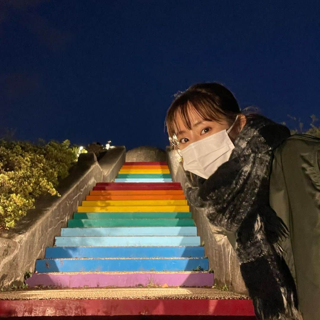 前田ゆうのインスタグラム：「hello🖐😊 紅葉みてきたよお＾＾🍁 雨降ったあとだったから半分くらいは落ちちゃってたのかなー？🥹だけども🍁落ち葉のふわふわなとこあるくのもすきー😉🍁 あと日本庭園ってほんと美しい🤩紅葉とWキレイでした☺️  しかし#昭和記念公園 #紅葉　#日本の秋　#日本庭園 #一枚目は紅葉感ないけど階段がかわいかった😁」