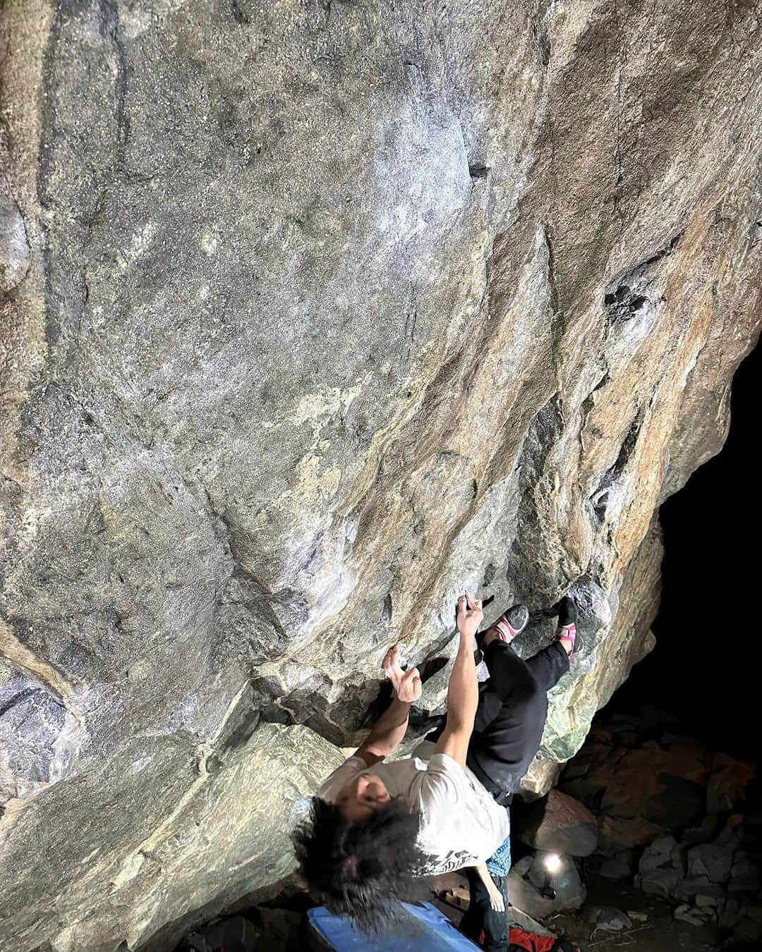 是永敬一郎のインスタグラム：「プレセム/Prethem 5段/V14 ✅  昨年トライをした時は一手もできず絶望していたけど、1年間自分のクライミングを見つめ直す事で登る事ができた。  自分の身体を見つめ直す事の重要さを、ここ最近感じている。  早く次のレベルに上がっていきたい。  @mountainhardwear.jp  @k16_climbinghold  @climbingjam  @climbbutora  @newhale_japan」