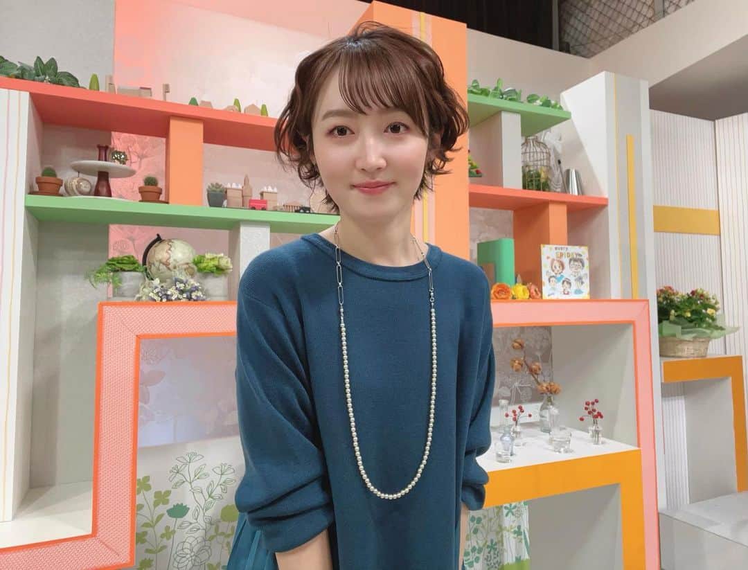 のインスタグラム：「今日は、 ふわもこヘアにしていただきました💄💇‍♀️ @_____aki_hairmake   そしてそして、 年末に向けて ある打ち合わせ🎼 本番後、福島節さんにお越しいただきました♪ お楽しみに...！  #everyフライデー #岡山 #香川 #ショートヘア #ジーンズファクトリー #アナウンサー衣装」