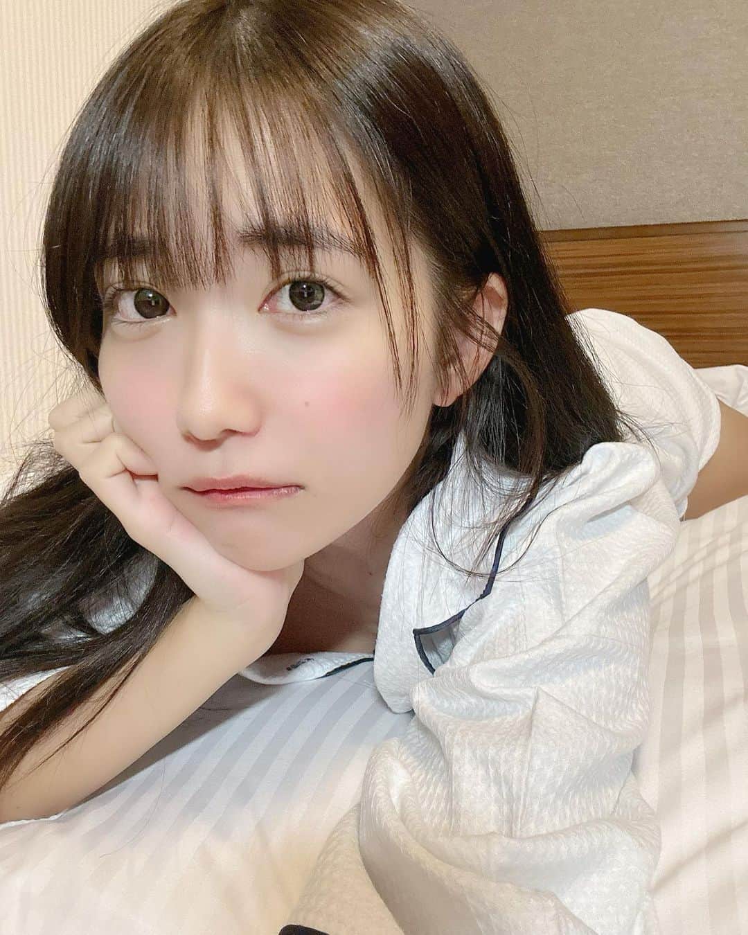 天羽希純のインスタグラム：「これはただのお風呂上がり長野ホテルのワイ🛁  みんな今日もお仕事おつかれさまだよぉ😭✨✨  金曜日！！！」