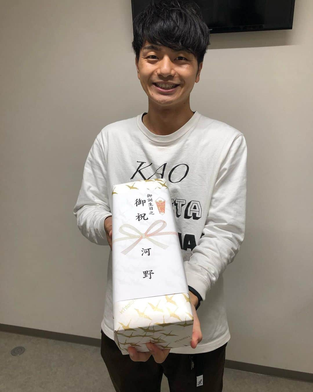 梅村賢太郎さんのインスタグラム写真 - (梅村賢太郎Instagram)「#令和喜多みな実 #河野 #誕生日プレゼント  #ありがとう #のし #御誕生日 #やり過ぎ #恥ずい #梅の宿 #奈良 #感謝の一献 #野村 は梅酒くれた #コンビで酒好き #コンビで前飲んでた #素敵」11月25日 19時34分 - rahujigenume