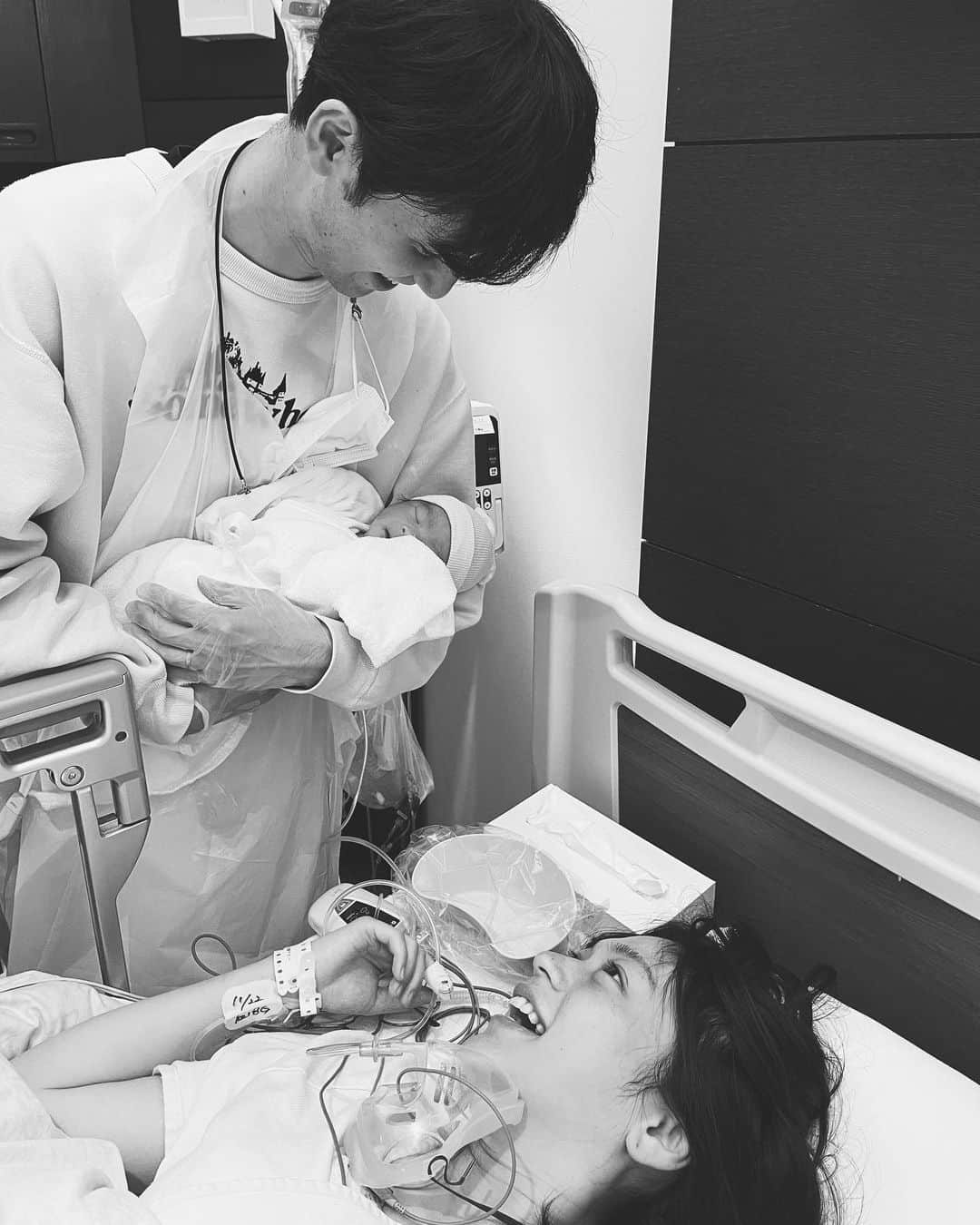 森本奈緒のインスタグラム：「2022年11月22日、とっても元気な男の子を出産しました。 わたしにとって初めて、命について真剣に考えた出来事でした。 愛おしすぎるこの子に、本当に会えてよかった。  しっかりとした陣痛もきて、あと少し！と思ったその時、急に先生やたくさんの方が病室へ駆け込んで来て、そのまま寝かされベッドごと走って運ばれてオペ室へ。(その間も叫びながら耐える陣痛) 消毒液を塗る間もなくお腹へパシャっとかけられ、全身麻酔。目が覚めたらいろいろな管をつけられた体でベッドに横たわっていて、何が起きたのかわからないままのお産でした。  あとで聞いたら陣痛中、急に赤ちゃんが苦しくなってしまってとても危険な状態だったそうです。 赤ちゃんを救うためにとてもとても尽くしてくださった病院方々には感謝の気持ちを伝えきれません。  わたしのからだもまだまだいろんなダメージからの回復期ですが、どんなに強い鎮痛剤を飲むよりこの子を見ていたり抱いている時に一番痛みを忘れられます。ふしぎ。  長い間からだの中にいてくれた子。 わたしをお母さんにしてくれてありがとう。  この命を大切に、たっぷりの愛を注いでいけたら。  妊娠中にもたくさんの方々に撫でてもらったり声をかけてもらったこのおなか。しんどいときにそのことを思い出し、とても心の支えになりました。 この場をお借りし、本当にありがとうございました🥲  夫とともに家族3人、今後とも温かく見守っていただけますと嬉しいです。 これからもよろしくお願い致します。  @nobukikawaharazaki  @naomorimoto」