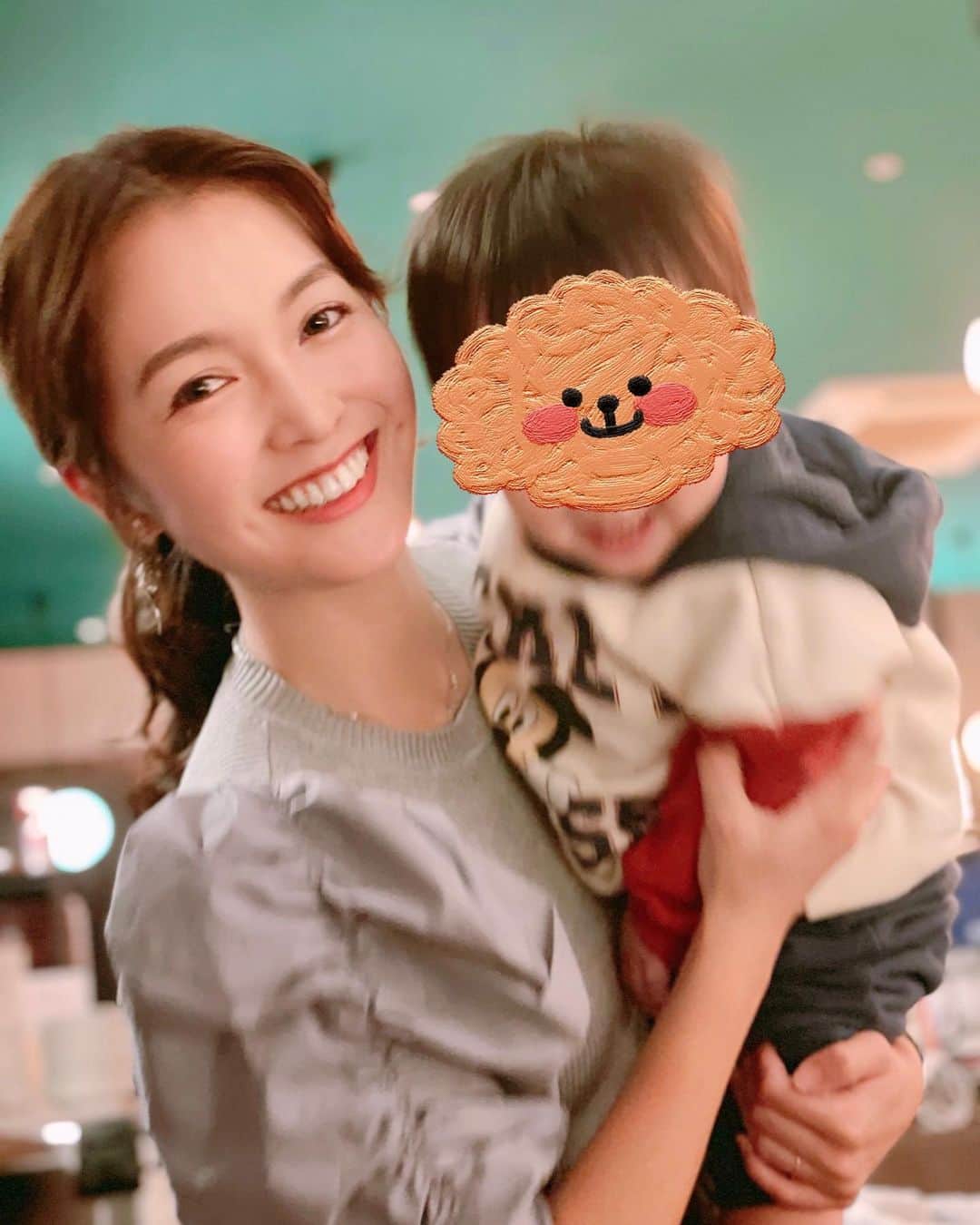 のインスタグラム：「大好きな親友たちから、我が子に１歳のお誕生日プレゼントとしてスニーカーをもらいました🥺❤️ ㅤㅤㅤㅤㅤㅤㅤㅤㅤㅤㅤㅤㅤ それだけでありがたいのに、「ママ１年お疲れ様！」と私にもお揃いのスニーカーをプレゼントしてくれたのです🥲❤️❤️❤️ ㅤㅤㅤㅤㅤㅤㅤㅤㅤㅤㅤㅤㅤ 忙しいのにいつも気遣ってくれて本当に優しい。そして我が子のおかげで私の人生の笑顔がさらに量産されている気がする♡ ㅤㅤㅤㅤㅤㅤㅤㅤㅤㅤㅤㅤㅤ 少し大きめの靴をプレゼントしてくれたから成長が楽しみ！早くお揃いのスニーカーを履いておでかけしたいね！いつもありがとう♡ ㅤㅤㅤㅤㅤㅤㅤㅤㅤㅤㅤㅤㅤ #感謝 #育児 #子育て #kidsgram_tokyo #時差投稿  #ママスタグラム #mamastagram」
