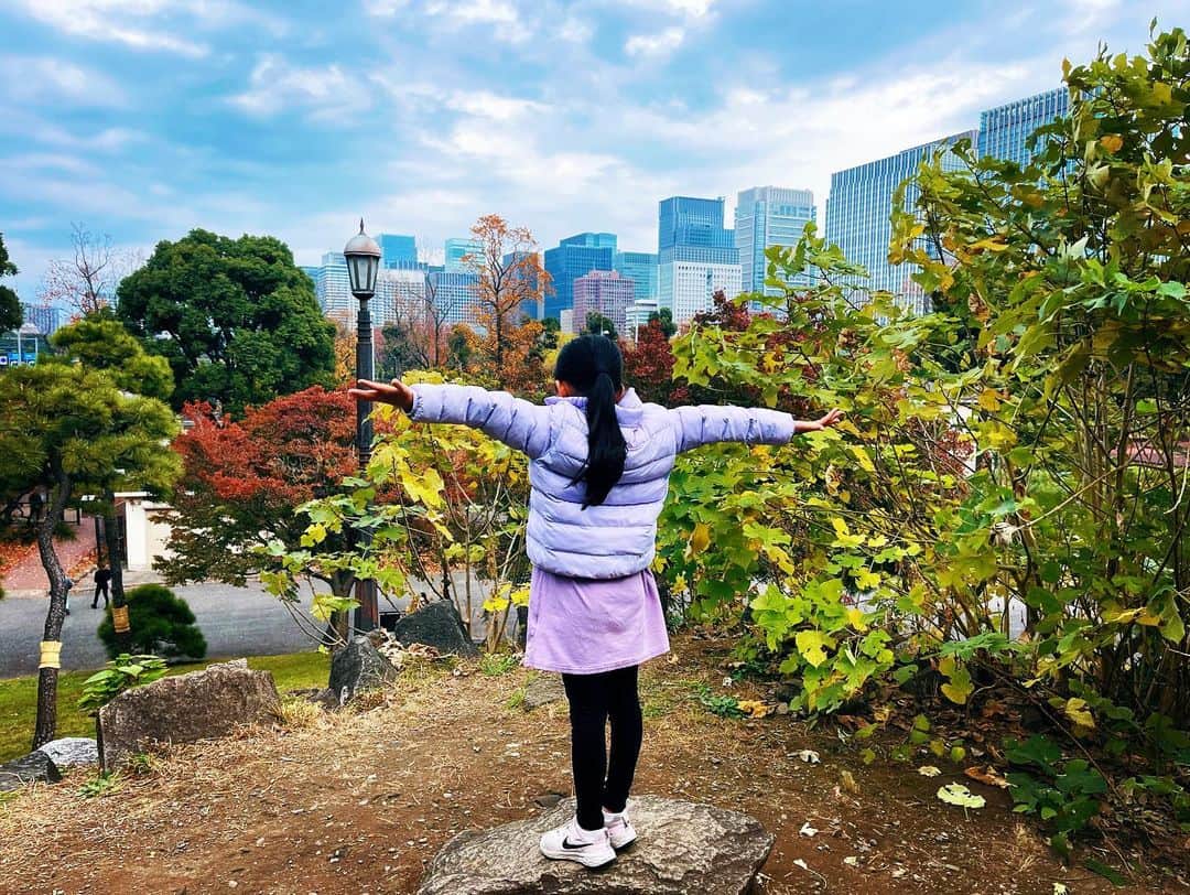 水嶋ヒロのインスタグラム：「大きくなった‥ 腕の中におさまるくらい小さかったのに #timeflies #daughter #長女」