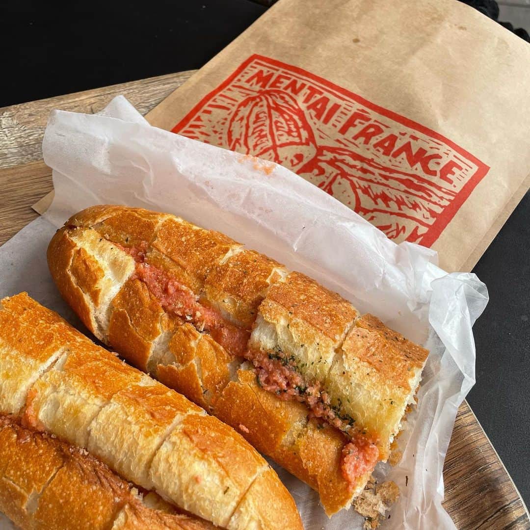 のインスタグラム：「-----  帰省恒例のパン屋巡り🍞  ずっと食べたかった… 念願のフルフル明太フランス💗 (飯テロ、、、)  10分単位で焼き上がるけん出来たてホヤホヤの明太フランスが食べれるんよ😳  さっくりふわふわパンにたーっぷりの明太子、、、はぁたまらん  #フルフル松崎本店 #フルフル  #fullfull  #明太フランス  #福岡パン屋  #パン屋巡り  #福岡カフェ」
