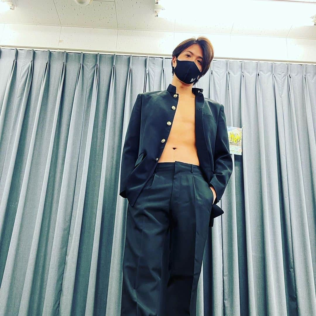 保田賢也さんのインスタグラム写真 - (保田賢也Instagram)「. regulation's High! 稽古終わりに撮って頂きました! 本番に向けて役者達の温度感も上がりっぱなしです！ 皆さんにこの熱さ届け🔥 是非劇場で感じて欲しいです！  #舞台 #レギハイ2022 プロフィール欄にURLありますので是非に！」11月25日 20時54分 - kenya_yasuda_