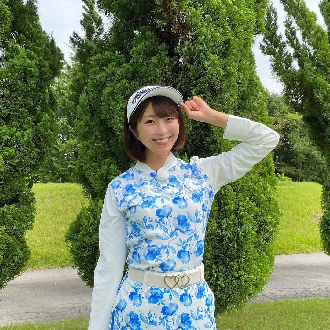 小尾渚沙のインスタグラム：「毎週土曜日18:00〜18:30にBS11で放送中の『諸見里しのぶ 実践ゴルフテク！』⛳️  今週のゲストは先週に引き続き、タレントで俳優の #原史奈 さん✨ ゴルフ歴17年、ベストスコアは85というベテランアマチュアゴルファーの原さんに、諸見里プロがラウンドレッスン❣️  リプレイレッスンは「左足上がりのアプローチ ～柔らかくボールを上げるテクニック～」です💪🏼 傾斜地から上手くピンに寄せられるよう、左足上がりアプローチの秘訣を諸見里プロに伺います‼️  明日のオンエアもお楽しみに💕  ウエアは今回も @kissonthegreen さんでお借りしました💙 . . #スワイプしてね 👉 #BS11 #ゴルフ #ゴルフ女子」