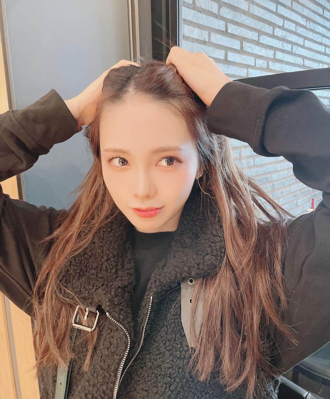 西村歩乃果のインスタグラム：「お肌のメンテナンスをしたので オールバックでアピールしてみた。 乳酸菌やってもらったよん！ あや🤝 @unelimit_ayami ありがとう😊  お勧めされた美容液も使ってるんだけど、お肌調子いいので2.3枚目に載せておきます！！ @amos.cosme   @unelimit_official   #アンチエイジング　#美肌　#美容」