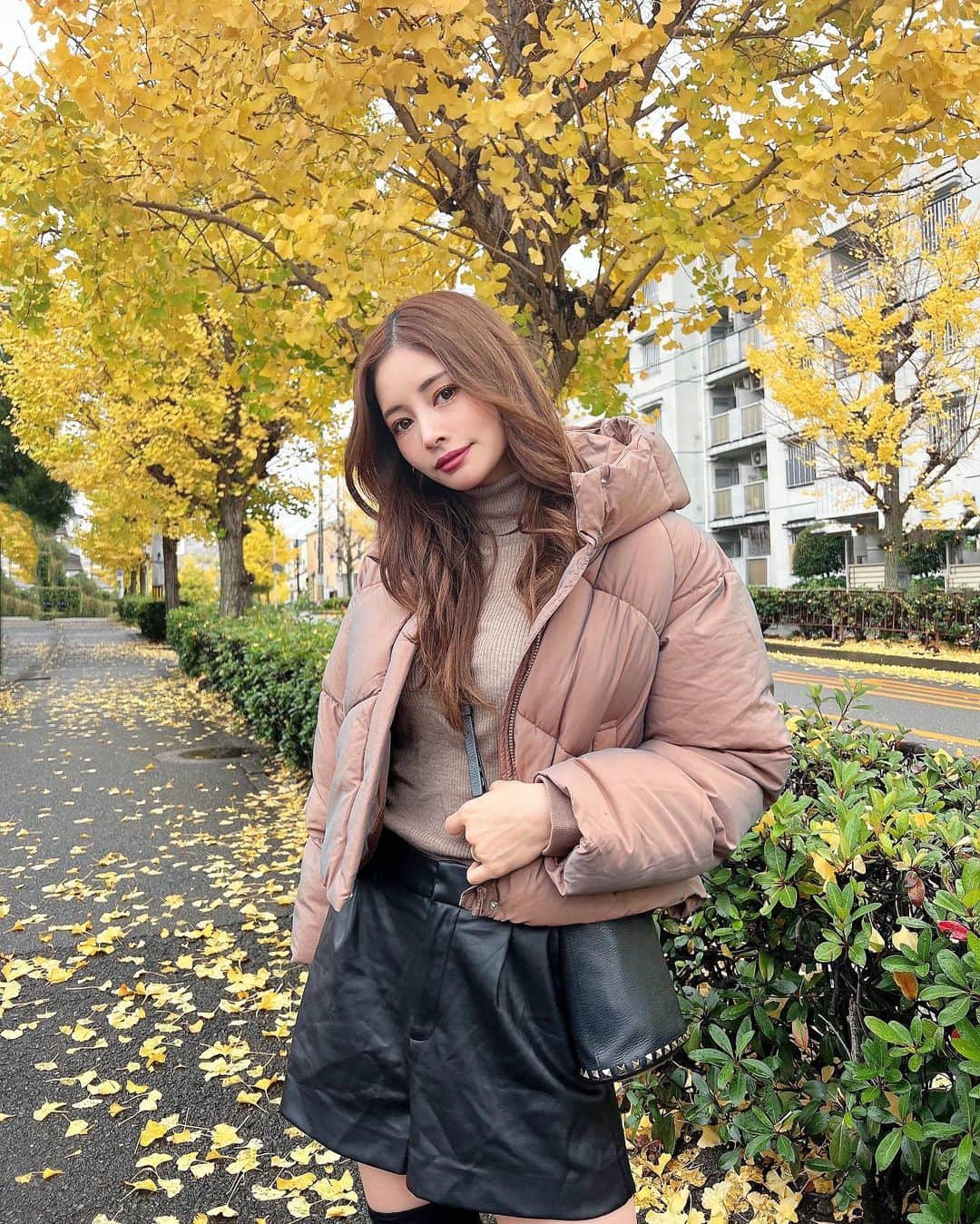 のインスタグラム：「イチョウの綺麗な季節だ〜💛  フードショートブルゾン : @murua_official knit : @uniqlo_jp leather bottom : @zara  ブルゾンの色がオシャレで光のあたり方で違った色に見える〜🍁 可愛い🍁✨  ・ ・ ・ ・ ・ ・ ・ ・ ・ ・ ・ ・ ・ ・ ・ ・  #murua #murua2022aw #murua_snap #フードショートブルゾン #pr#コート#銀杏#銀杏並木#イチョウ#イチョウ並木#秋コーデ#ニット#休日コーデ#デートコーデ#関西ドライブ#ドライブ#巻き髪#子育てママ#ママコーデ#ママファッション#ママカメラ#ママライフ#アラサー女子#アラサーコーデ#ブルゾン#レザーパンツ#blouson#秋メイク#お散歩コーデ#ドライブデート」