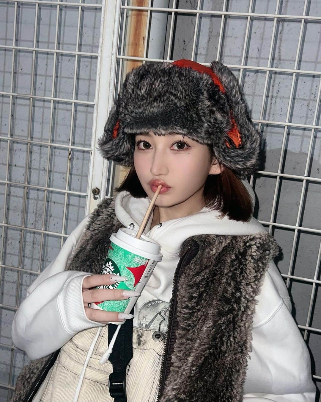 月城まゆのインスタグラム：「ﾓﾌﾓﾌﾓﾌﾓﾌ❄️  #japanesegirl #gal #newera #streetstyle #streetwear #ootd #streetfashion #グラドル #starbucks」